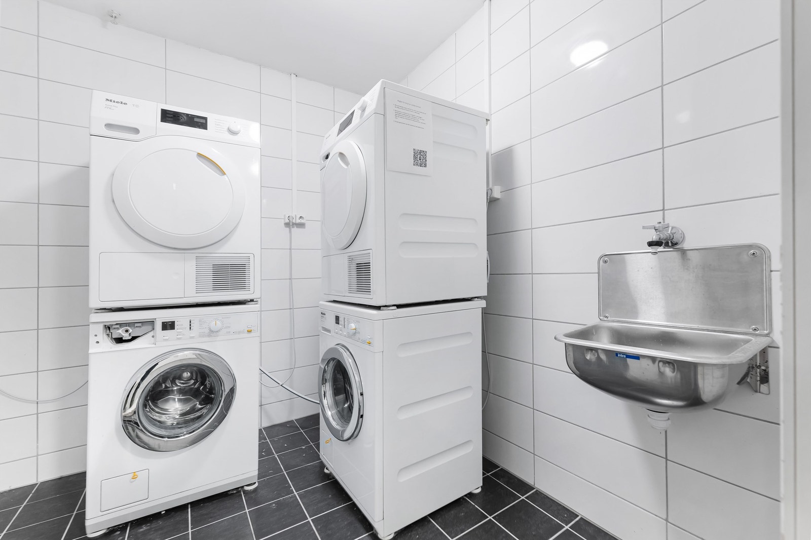 Felles vaskerom i Borettslaget rett ved leiligheten. Galleribilde