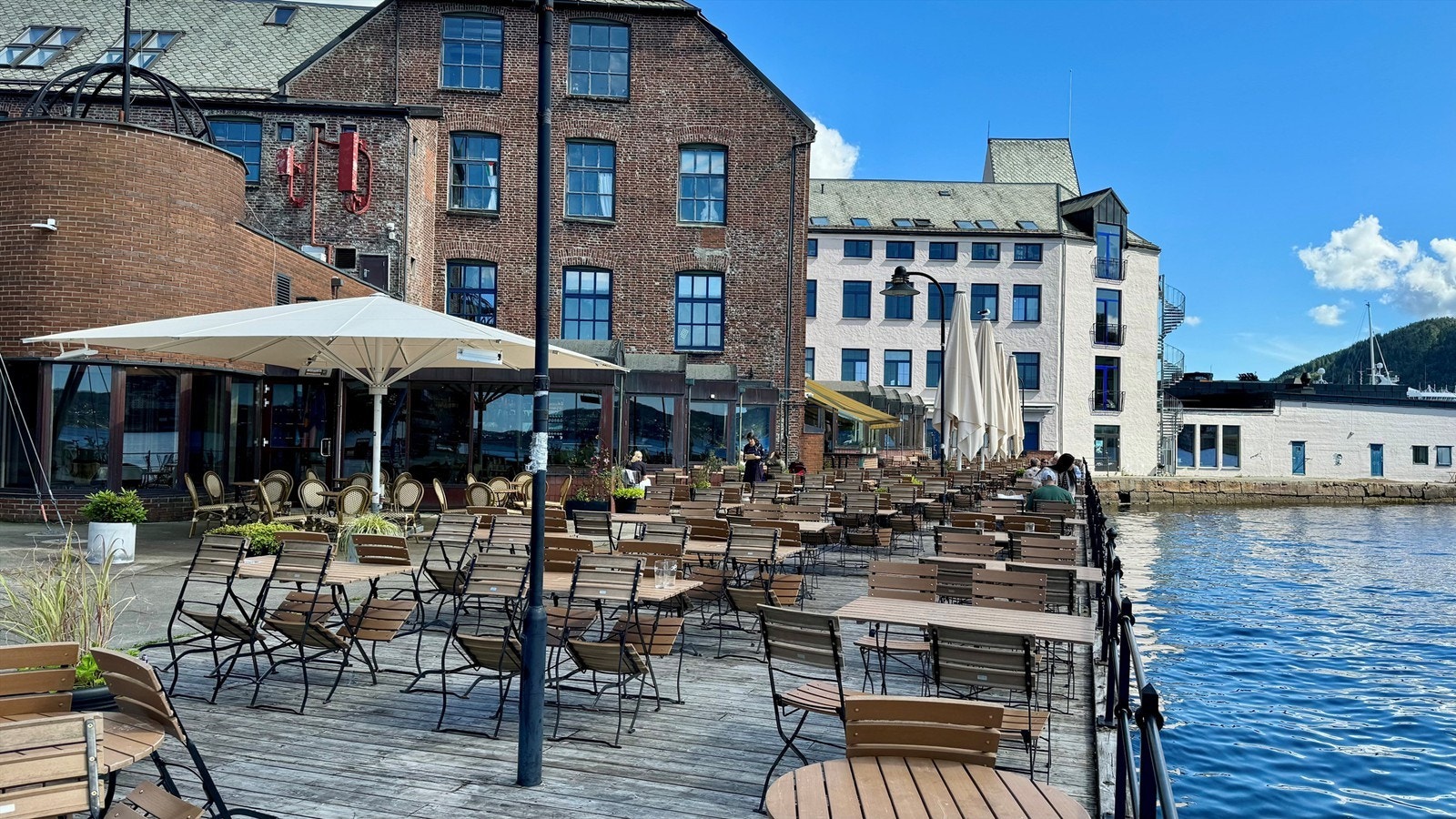 USF verftet ligger kun en liten spasertur unna leiligheten og er Bergens største kulturarena og konsertsted i tillegg til badebrygge og restaurant. Galleribilde