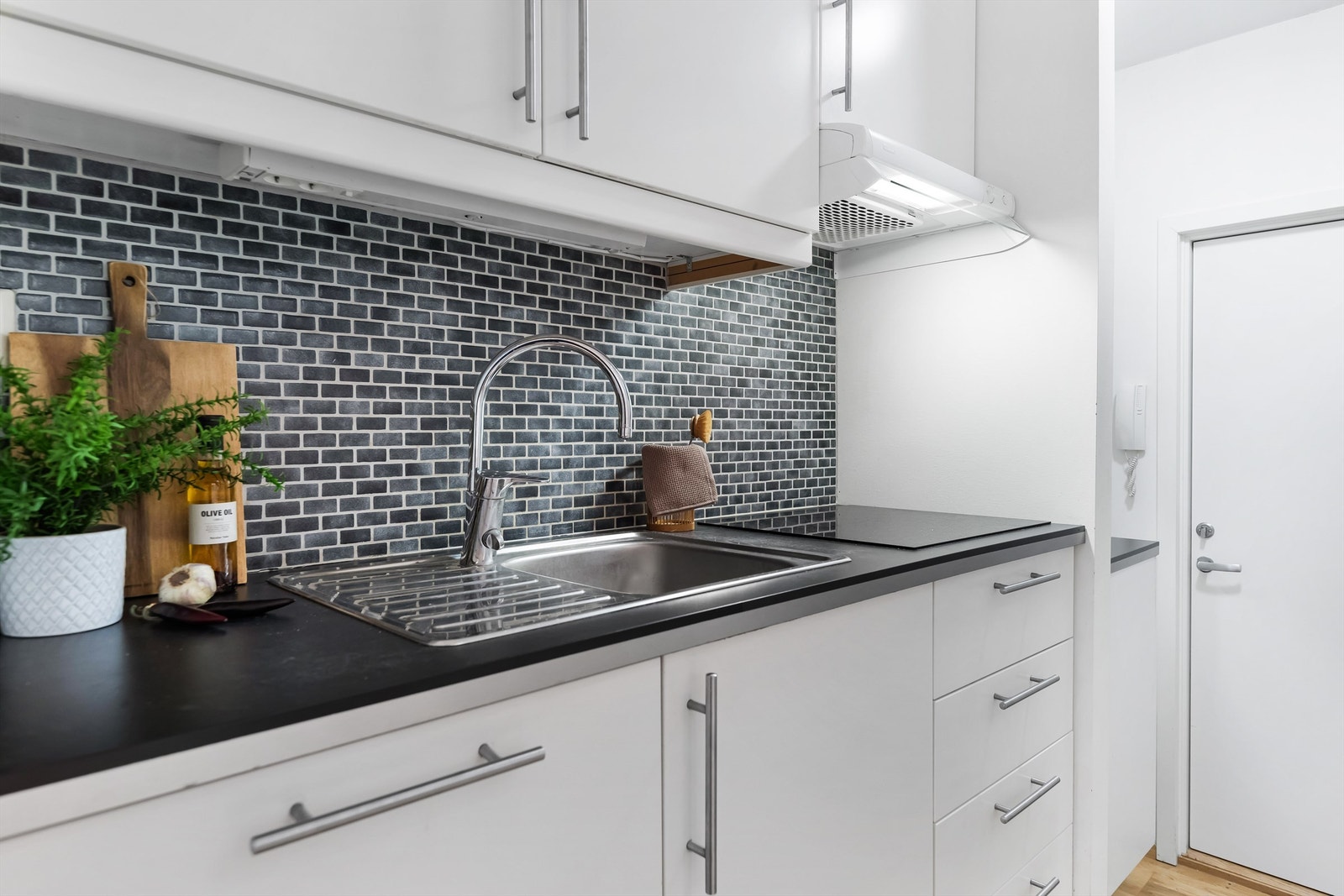 Innredning fra 2013. Integrert stekeovn, platetopp, oppvaskmaskin og kjøleskap. Galleribilde