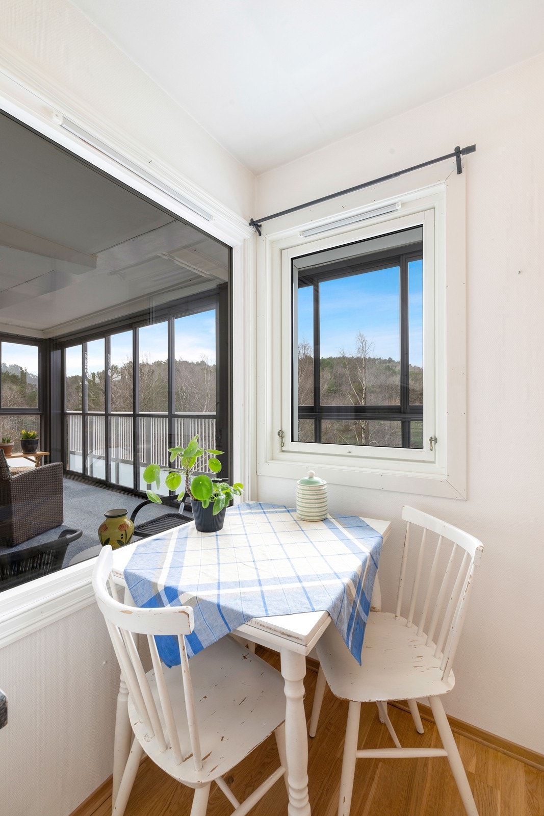 Plass til frokostbord på kjøkkenet. Galleribilde