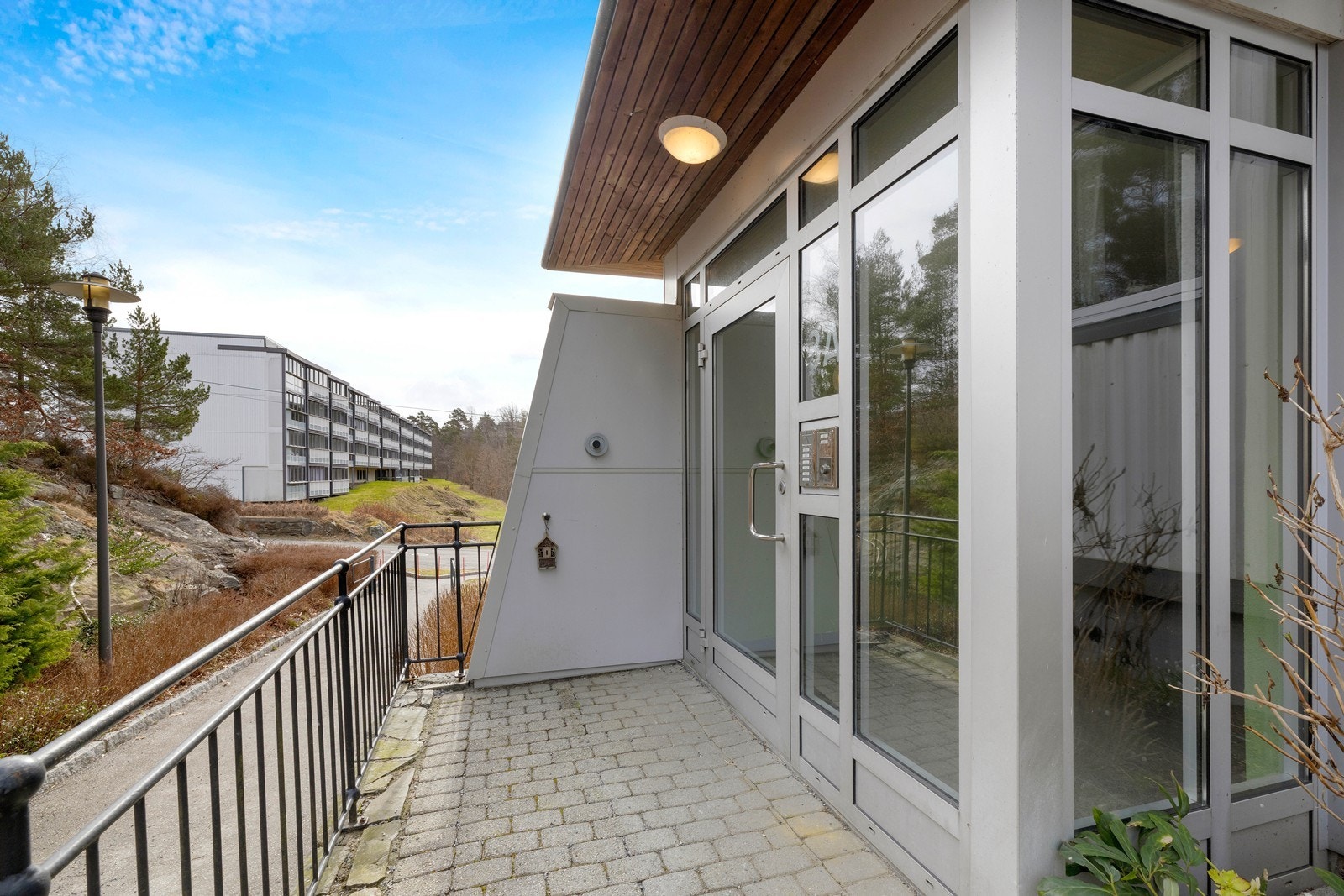 Felles inngangsparti med calling-anlegg. Galleribilde
