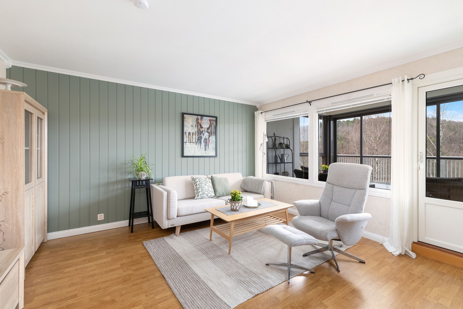 Leiligheten framstår som pen og velholdt og med en moderne og fine overflater. Galleribilde