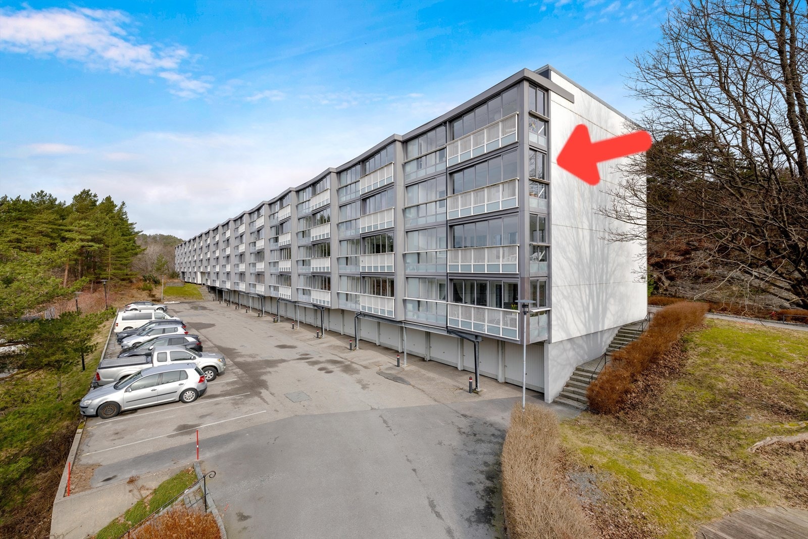Fin intern beliggenhet i nest øverste etasje i enden av blokken. Galleribilde