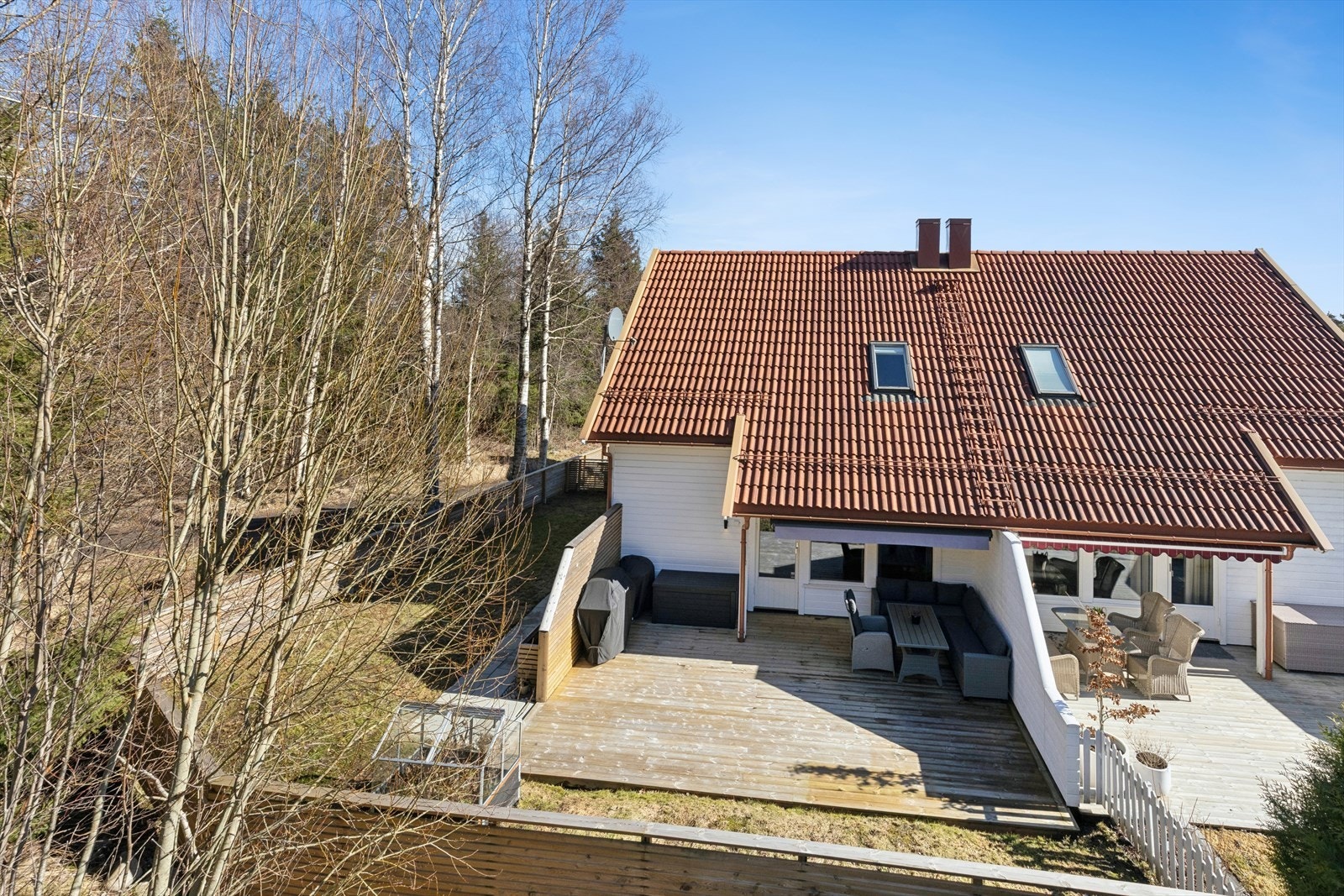 Pent opparbeidede utearealer med gode solforhold. Galleribilde