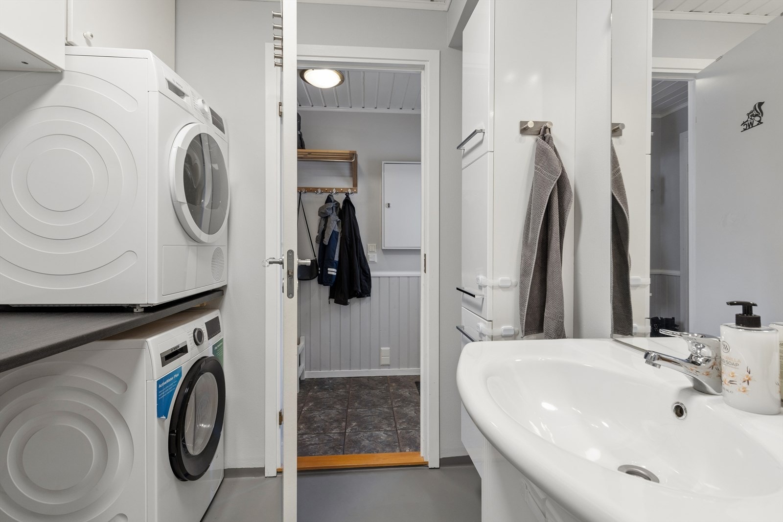 Rommet er innredet med laminat arbeidsbenk samt servantinnredninig. Opplegg for vaskemaskin. Galleribilde