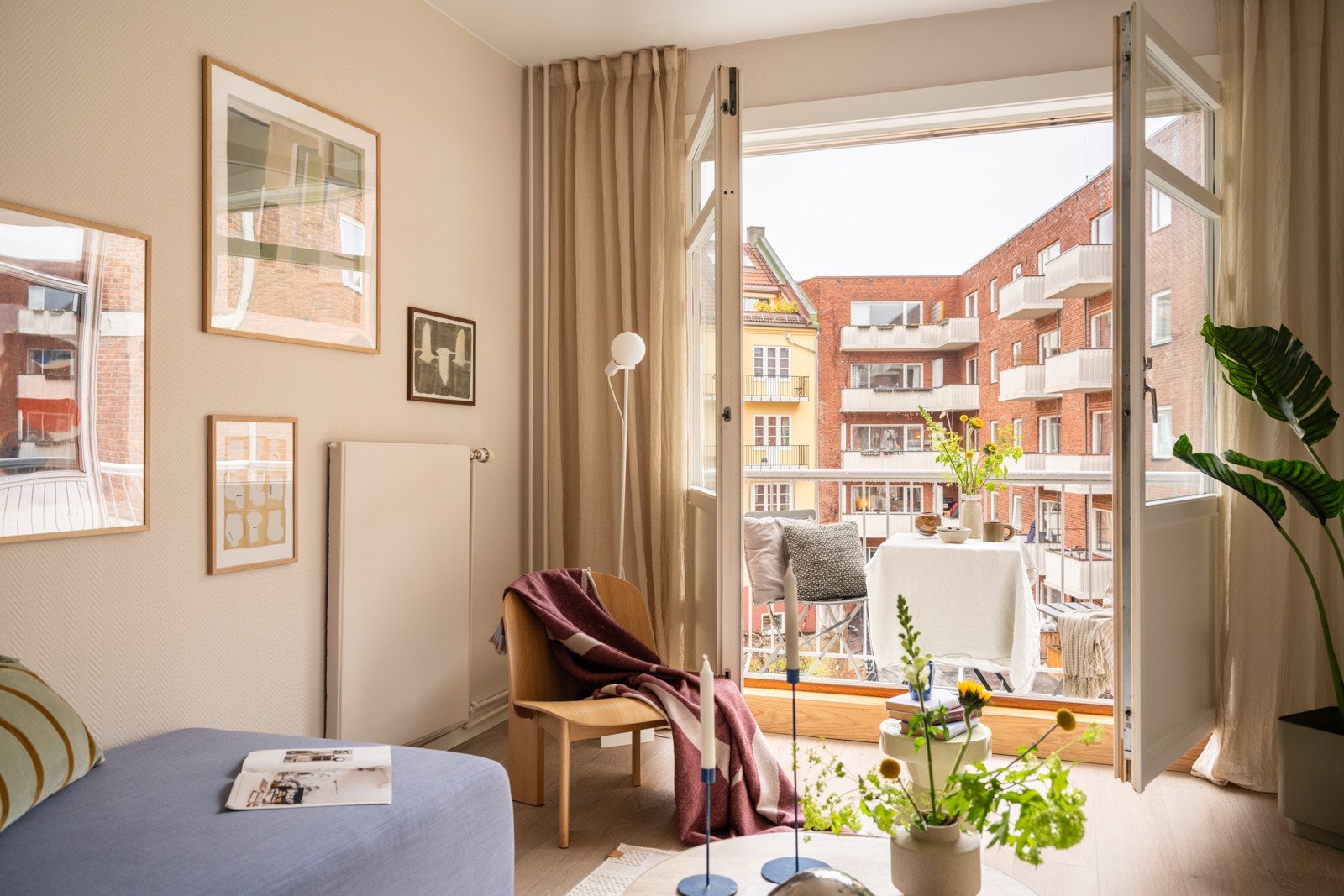 De doble dørene ut til balkongen med store vindusflater sørger for rikelig med naturlig lys og gir en god romfølelse. Galleribilde