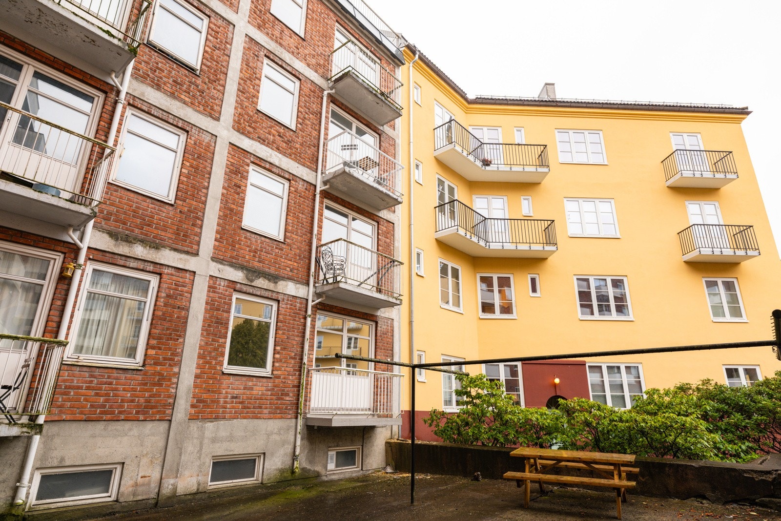 Hele leiligheten vender ut mot rolig bakgård. Som beboer har du også tilgang til fellesvaskeri og felles sykkelrom. Galleribilde