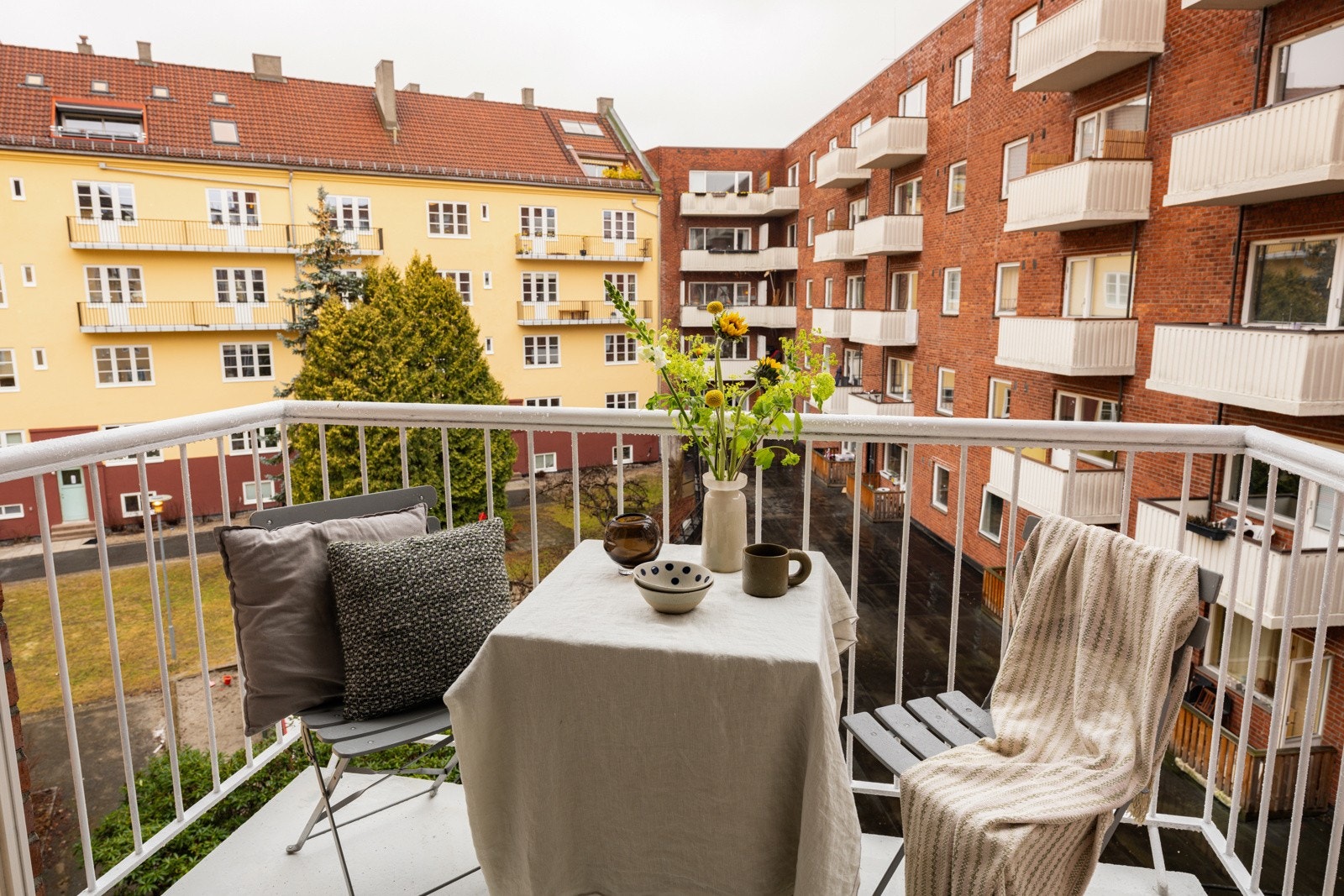 Fra stuen har du utgang til en balkong på ca. 2m² som blir en naturlig forlengelse av stuen på sommerstid. Galleribilde