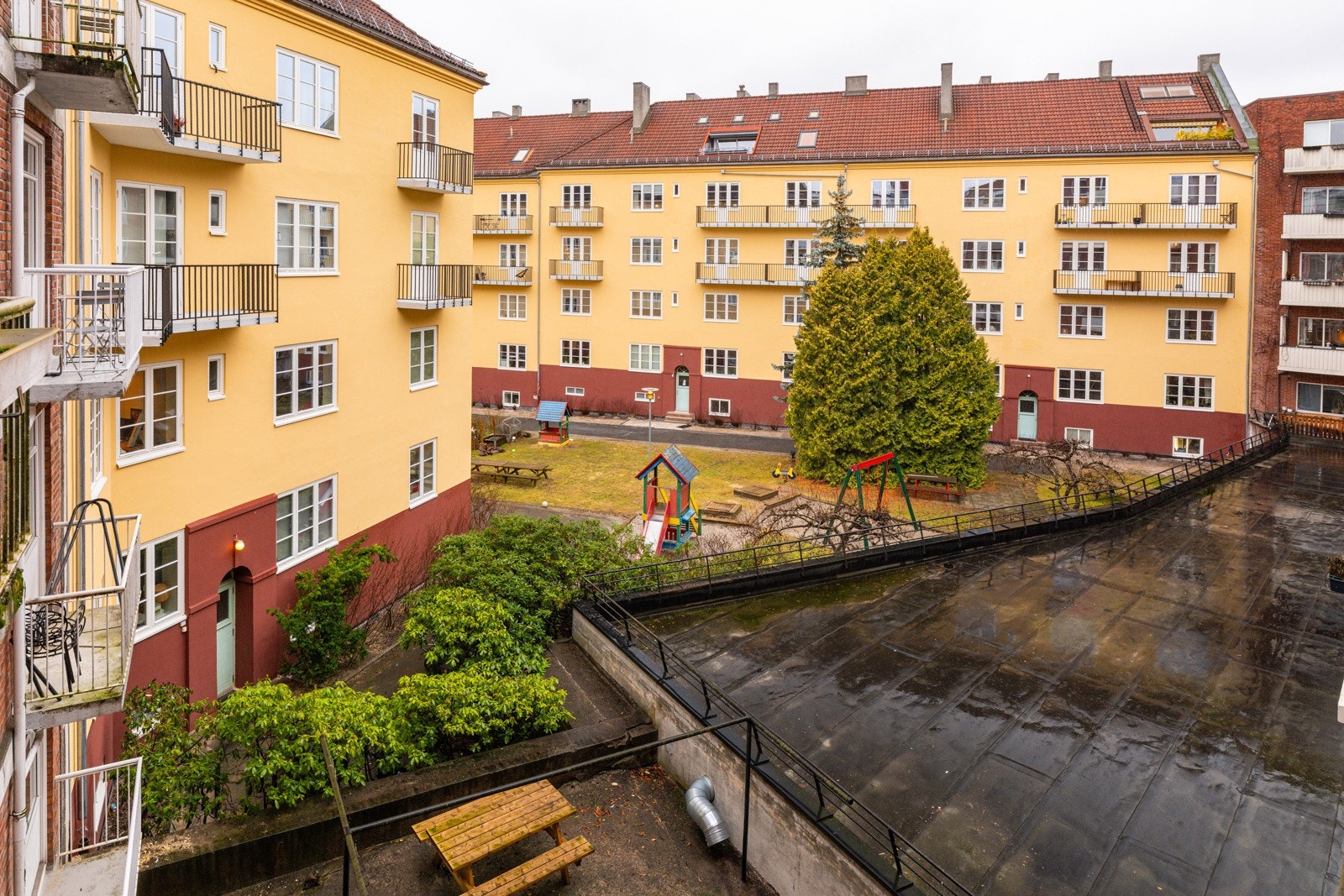 Hele leiligheten vender ut mot rolig bakgård uten biltrafikk. Galleribilde