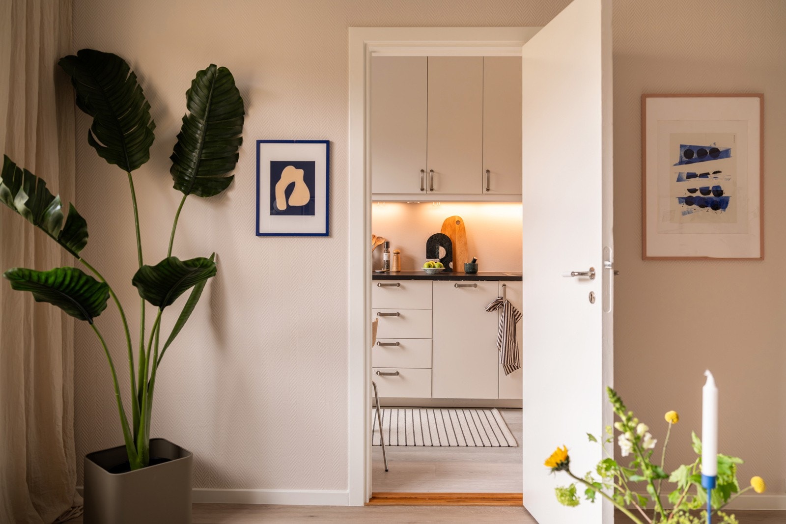 Kjøkkenet ligger i dag i et eget rom, men kan også benyttes som et soverom dersom innredningen flyttes ut i stuen. Galleribilde