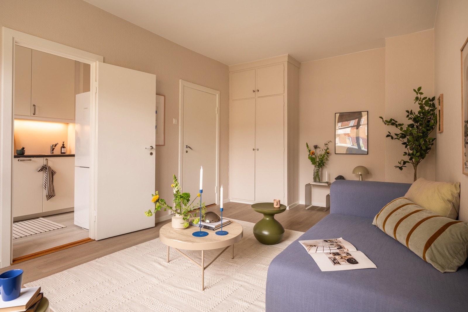 Stuen er enkel å møblere med sofagruppe med salongbord, mediemøblement og et spisebord om ønskelig. Galleribilde