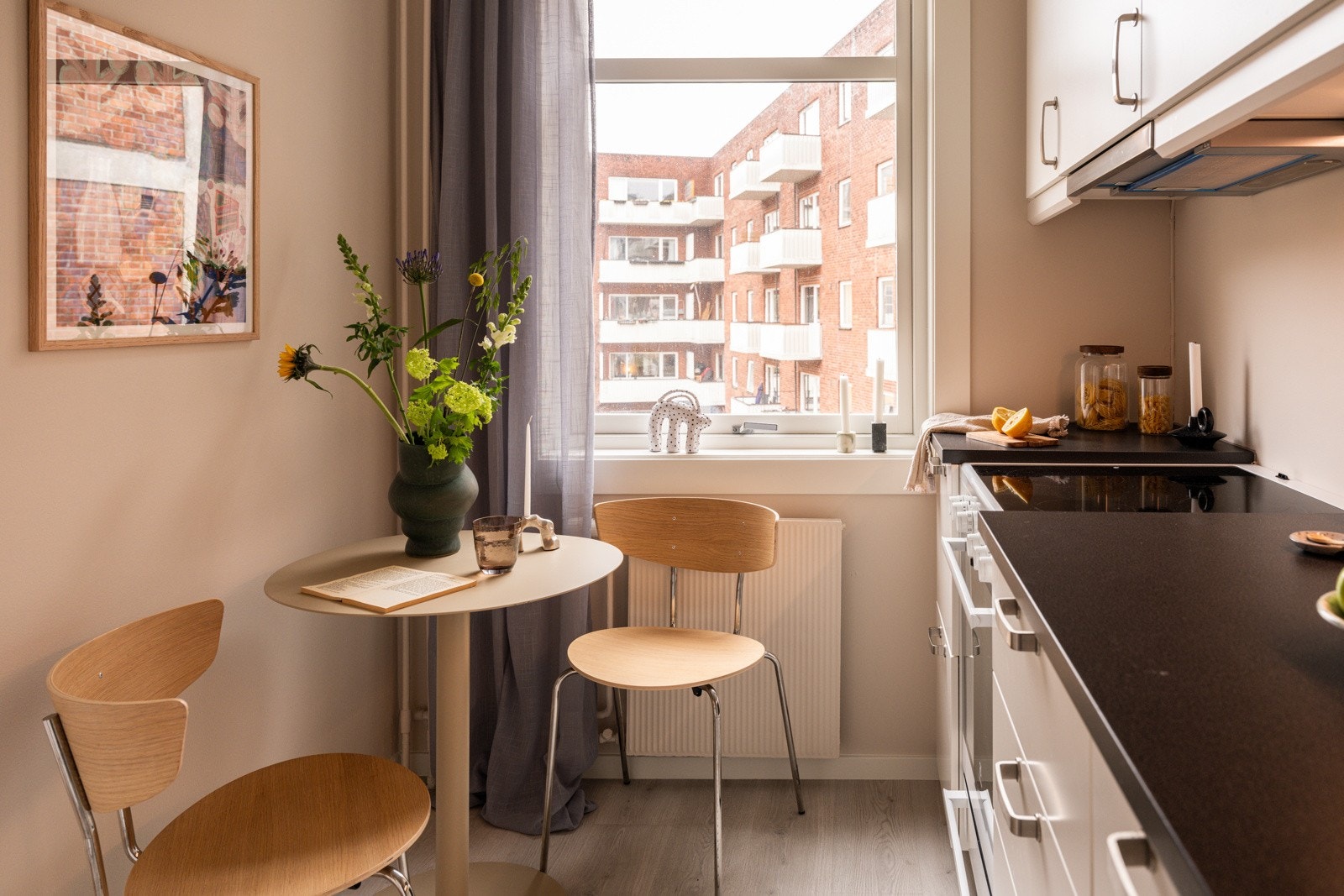 Ved vinduet er det plass til et koselig frokostbord. Galleribilde