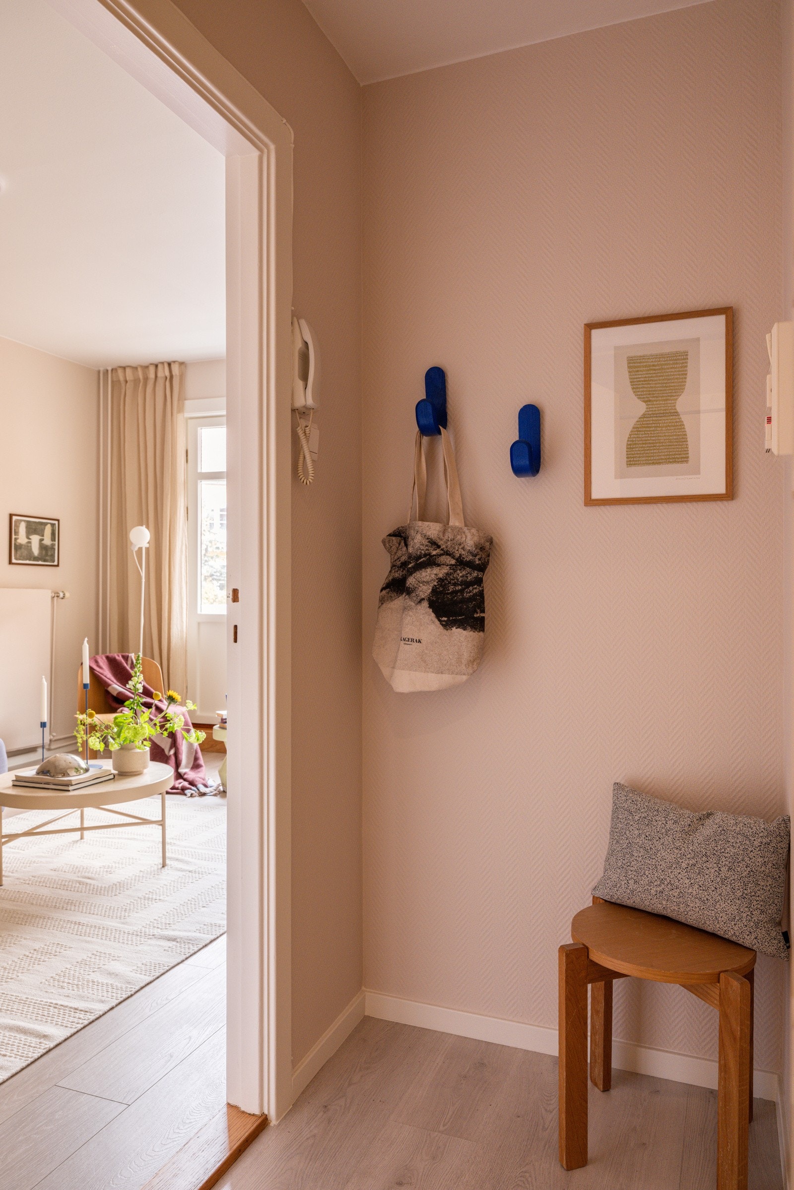 Du tar deg opp til leiligheten i byggets 3. etasje via felles trapperom med heis. Når du entrer leiligheten, kommer du inn i en lys og innbydende entré med plass til sko og oppheng av yttertøy. Galleribilde