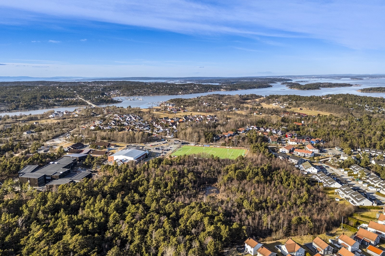 Hvaler barne- og ungdomsskole og Asmaløy barnehage ligger innenfor 10 minutters gange, noe som forenkler hverdagslogistikken. Galleribilde