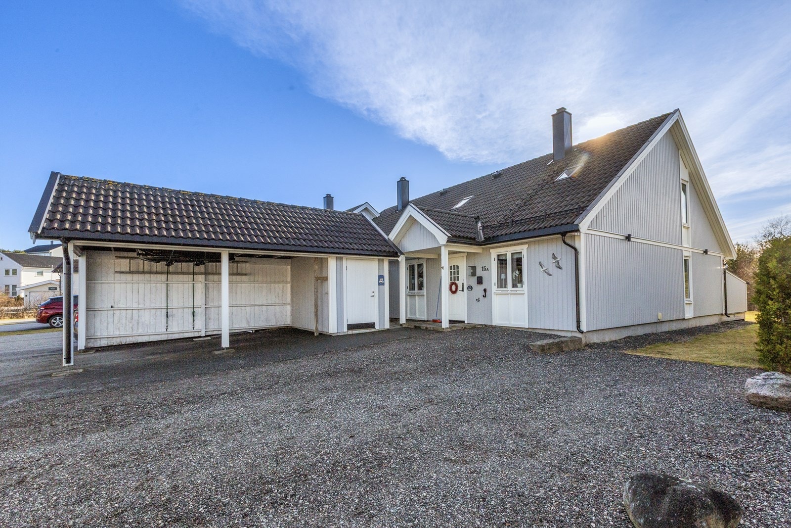 Rekkehus over to plan fra 2008 med lettstelt hage og carport med el-billader. Galleribilde