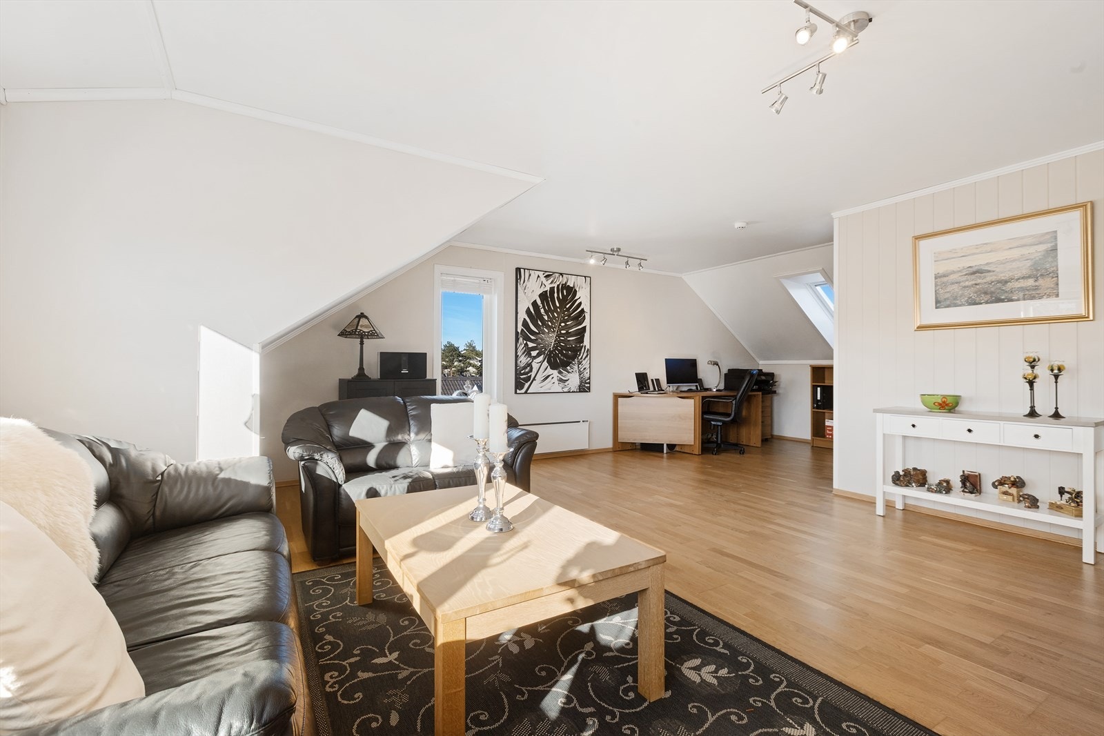 Store vindusflater og takvindu fra Velux gir godt med lys til etasjen. Galleribilde