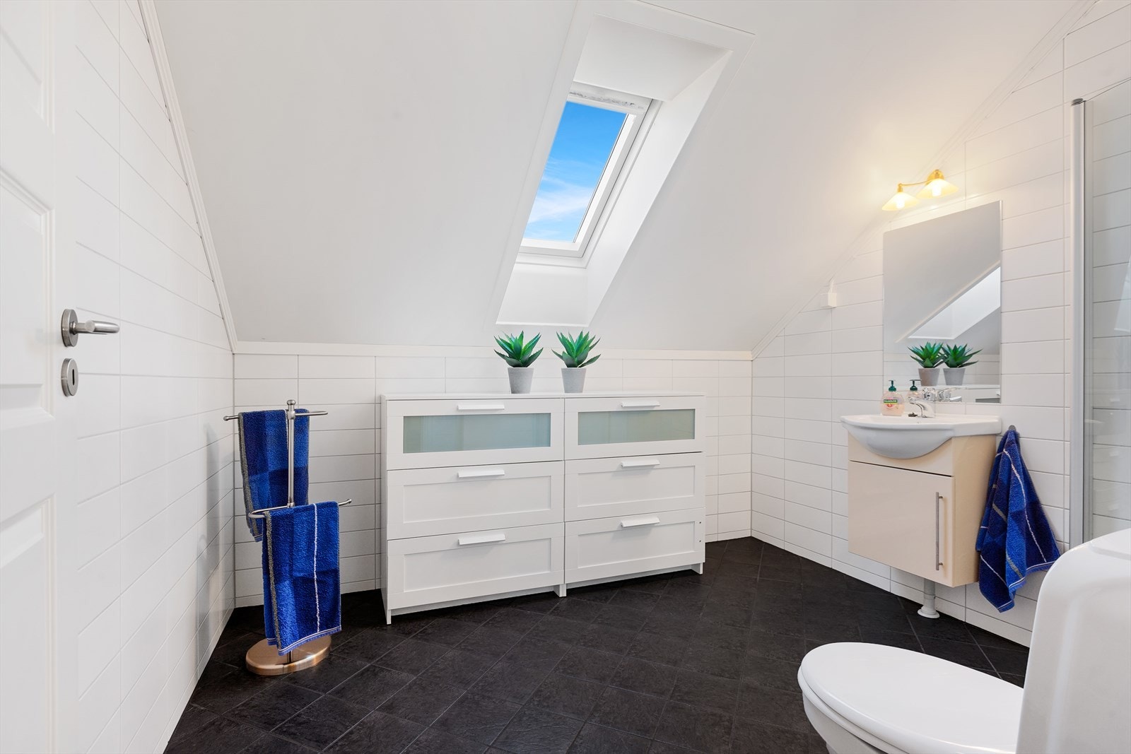 Også badet i andre etasje er flislagt og har elektrisk gulvvarme. Galleribilde