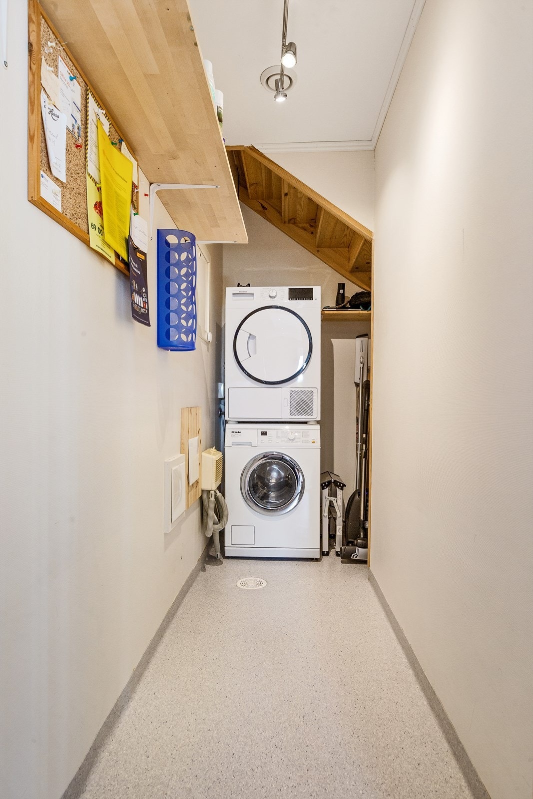 Praktisk vaskerom med opplegg for vaskemaskin og mekanisk avtrekk. Galleribilde