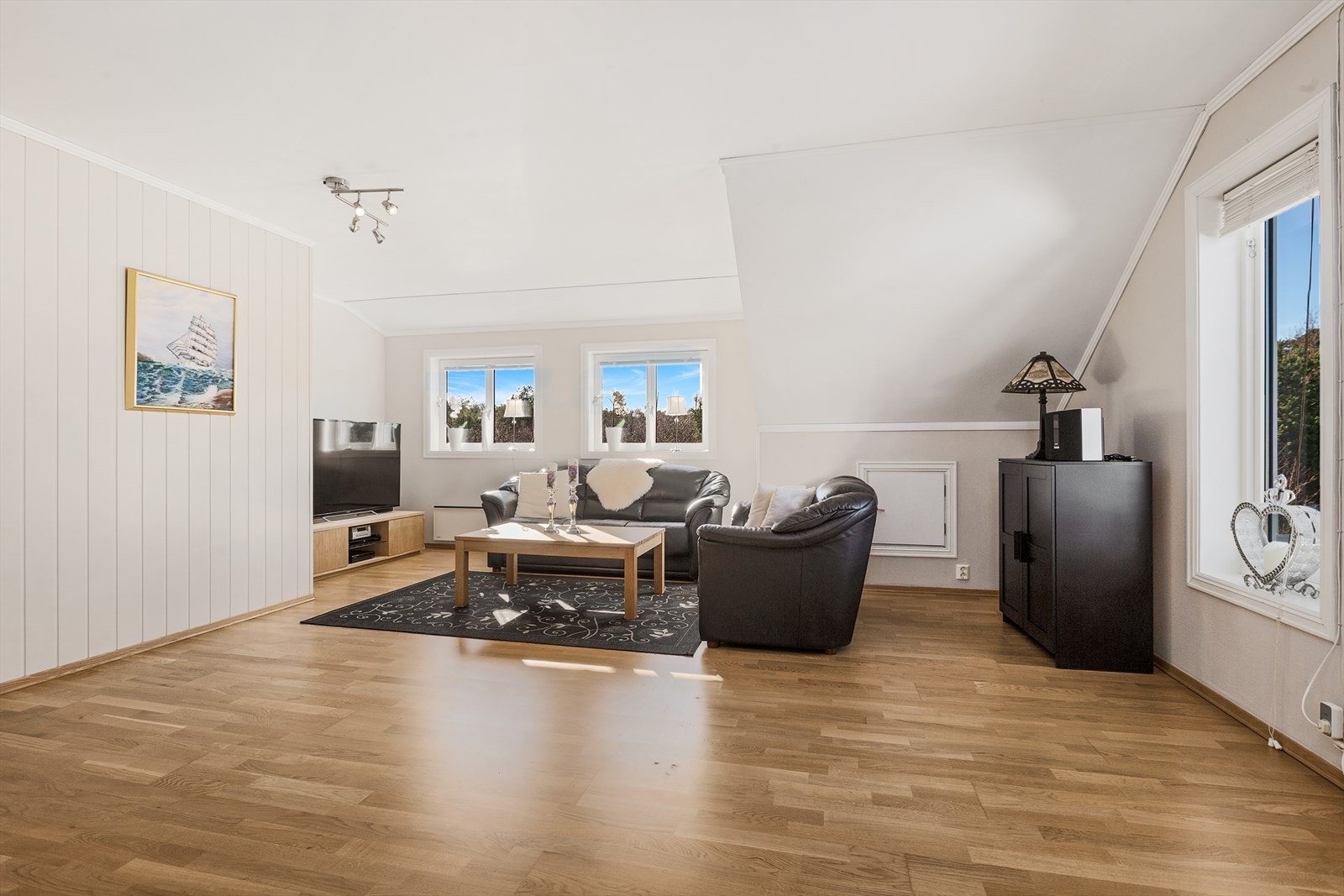 Gulvet har 3-stavs parkett, og takhøyden i stuen er målt til 2,38 meter. Galleribilde