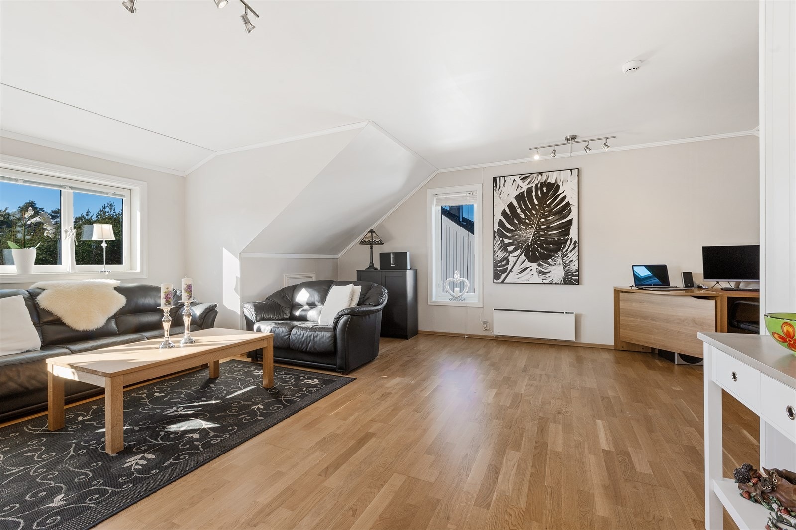 Loftstuen gir ekstra spillerom for familien, med god plass til en egen TV-krok. Galleribilde
