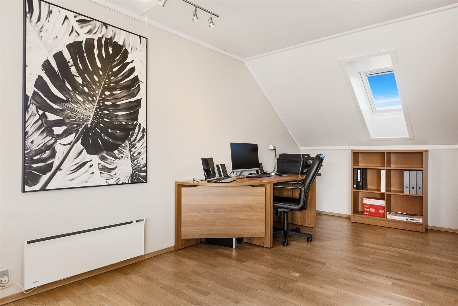 En del av stuen kan enkelt innredes som hjemmekontor. Dagens planløsning avviker fra opprinnelige tegninger. Galleribilde