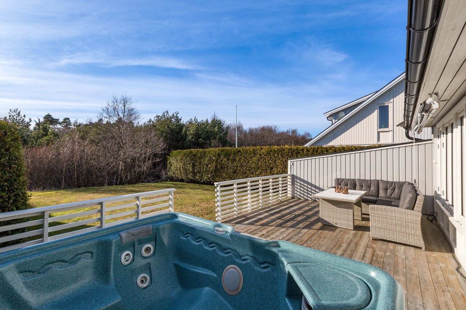 Her er det god plass til både utemøbler, grill og jacuzzi. Galleribilde