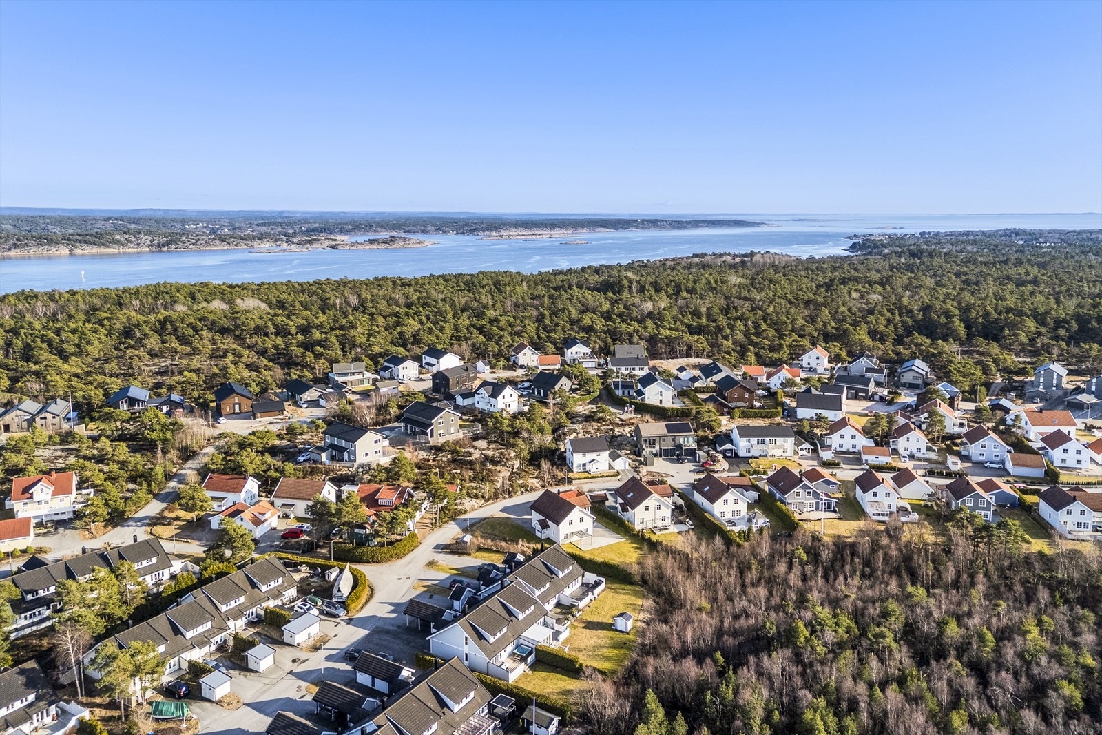 Eiendommen ligger i et etablert og familievennlig nabolag på Rød, Asmaløy, med umiddelbar nærhet til Hvalers unike skjærgårdsnatur. Galleribilde