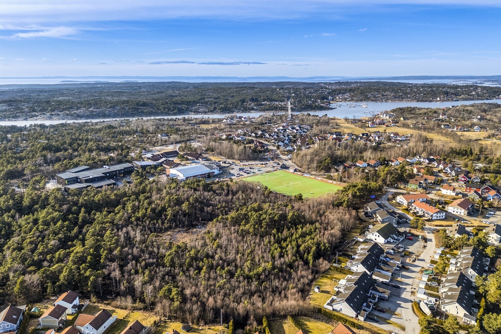 For den aktive familien er det kun få minutters gange til Hvalerhallen og Idrettsparken på Asmaløy med kunstgressbane. Galleribilde