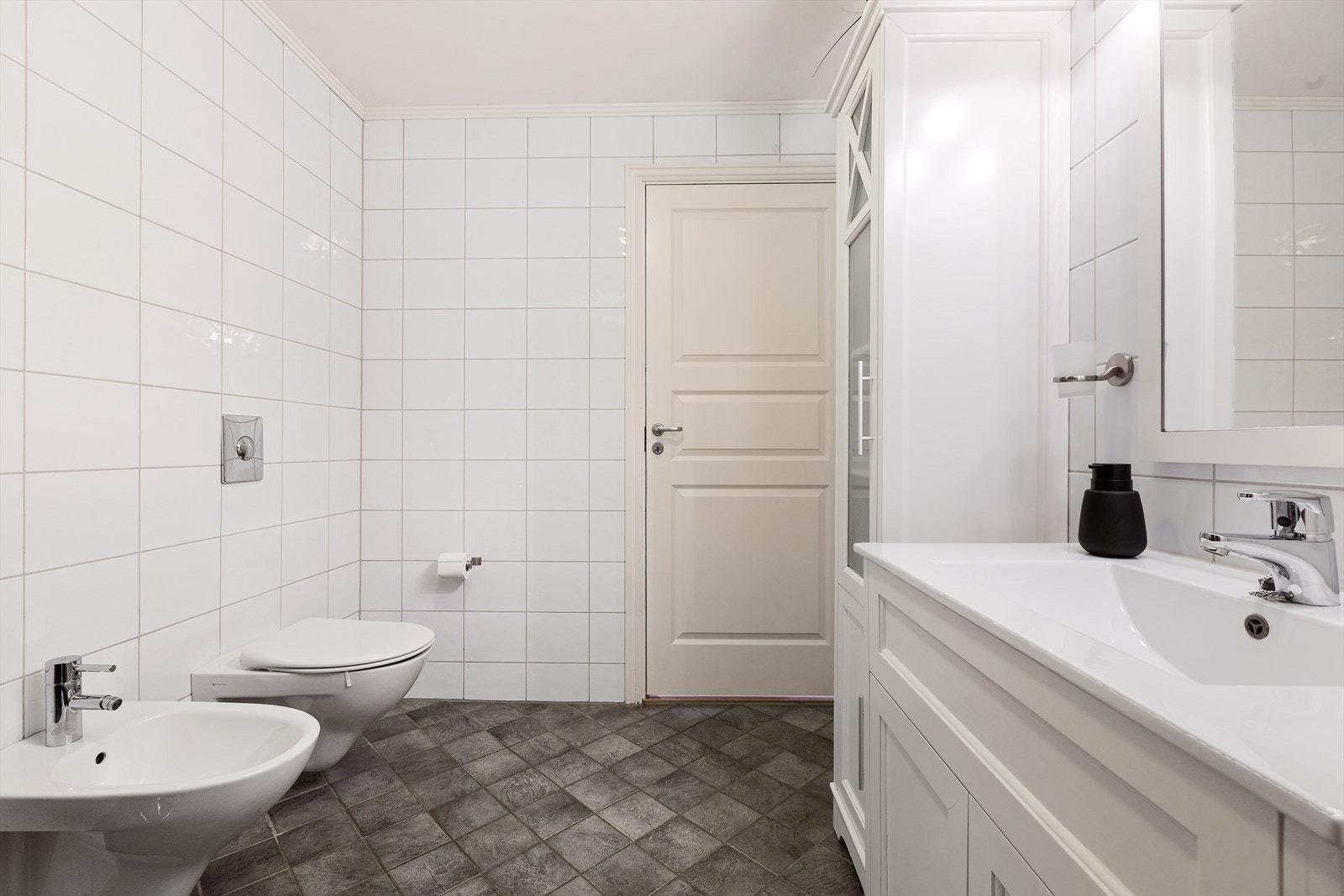 Boligen har to flislagte bad med elektrisk gulvvarme. Dette badet finner du i første etasje. Galleribilde