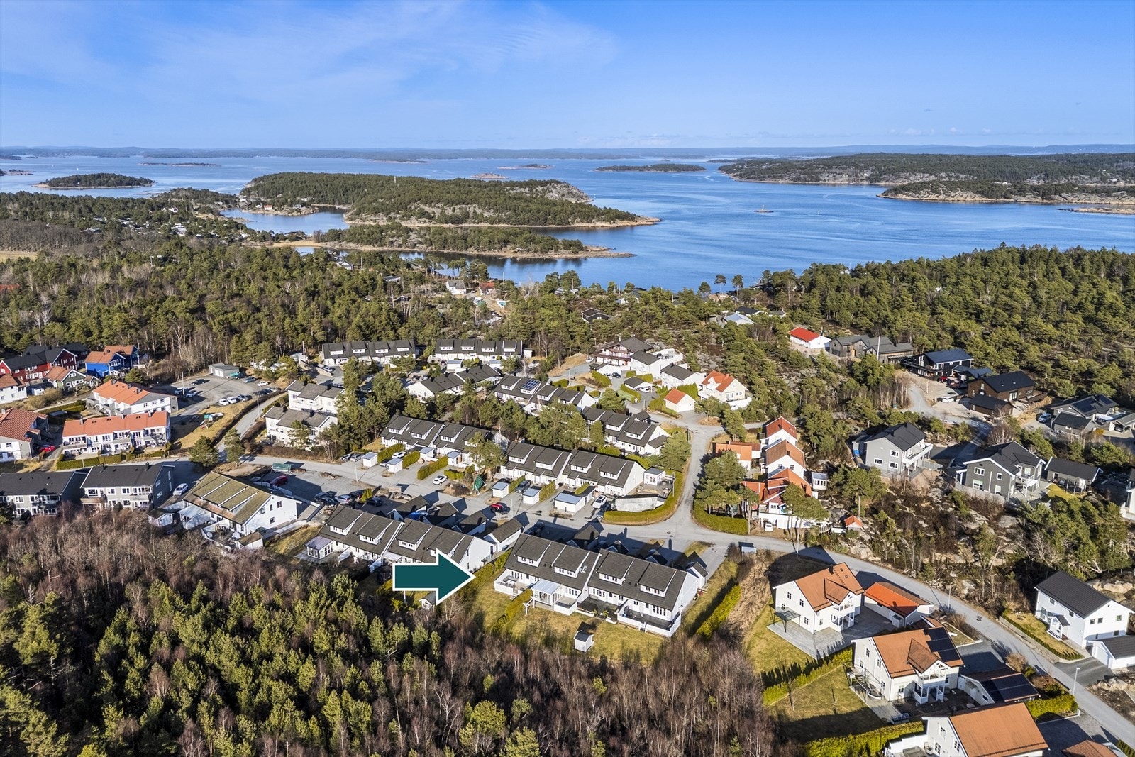 Familievennlig enderekkehus på Rød, med god standard, store utearealer og nærhet til sjøen. Galleribilde