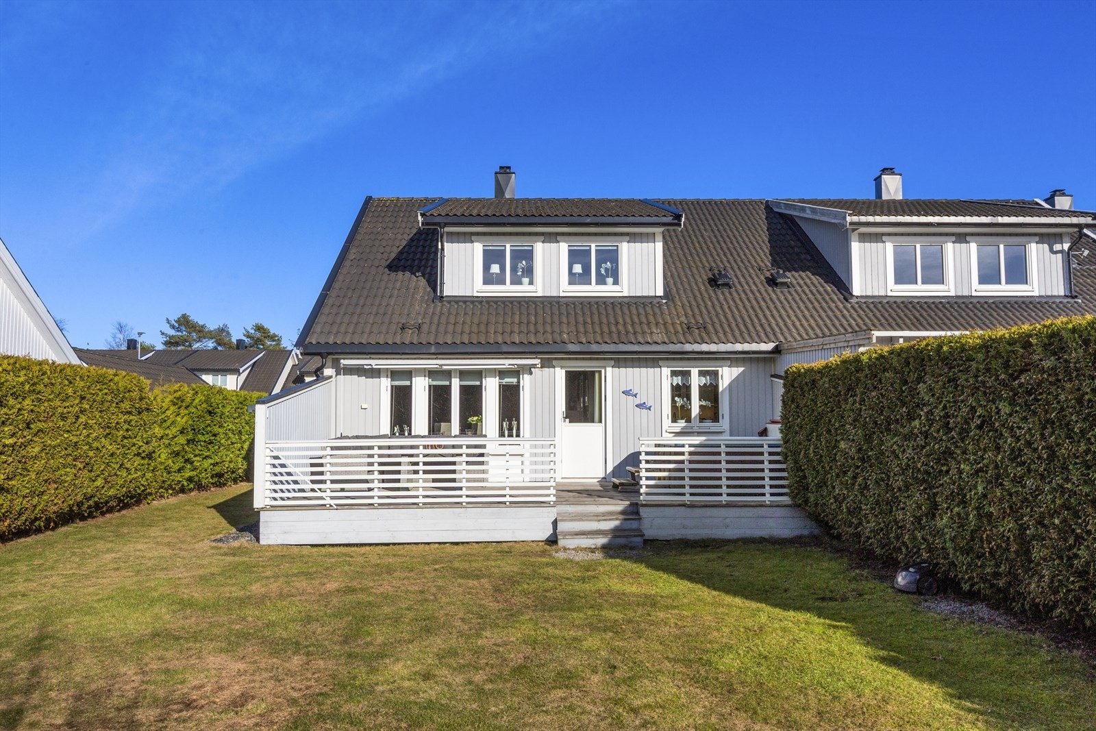 Boligen har en usjenert hage og en stor, vestvendt terrasse på ca. 31 m². Galleribilde