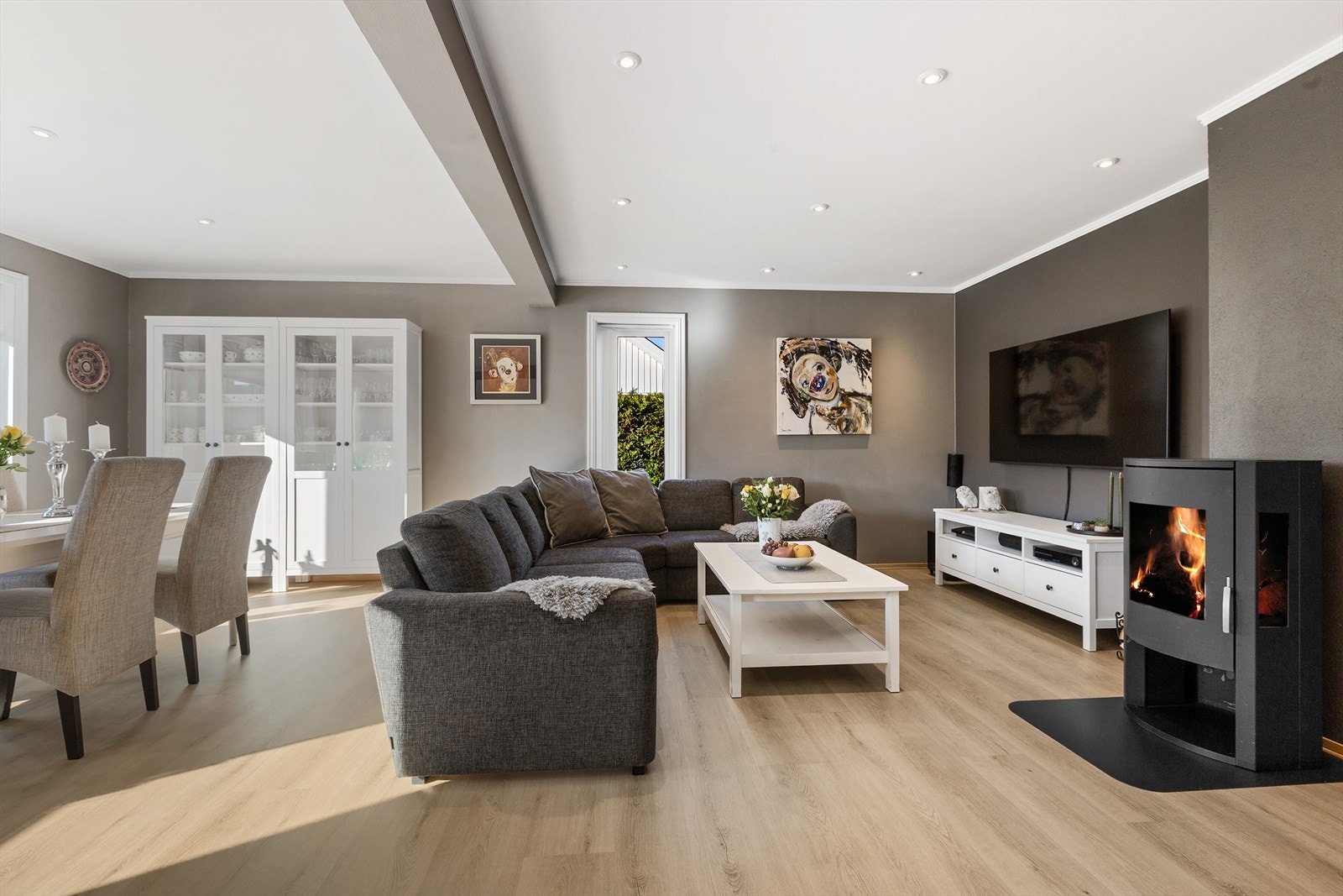 Det er elektrisk gulvvarme i stue, kjøkken og entré, og downlights i himlingen. Galleribilde