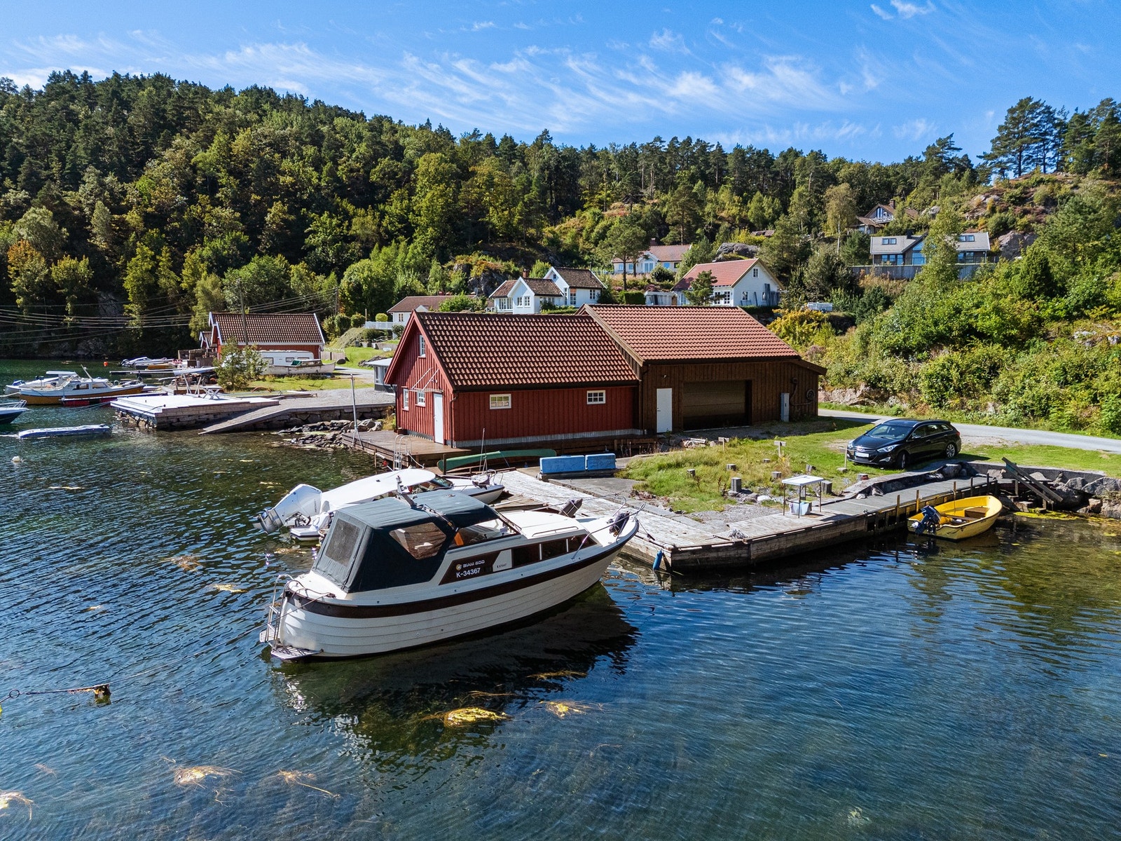 Båtplass og parkeringsplass like nedenfor hytten Galleribilde