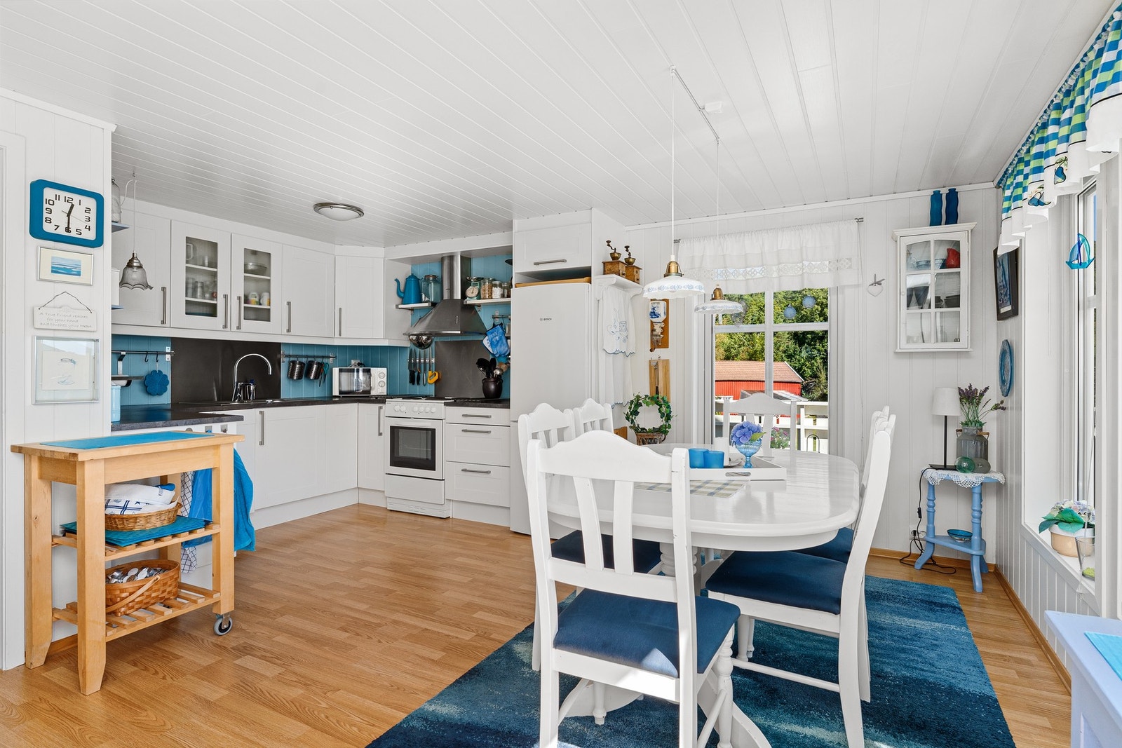 Kjøkken med spiseplass i 1.etg. Galleribilde