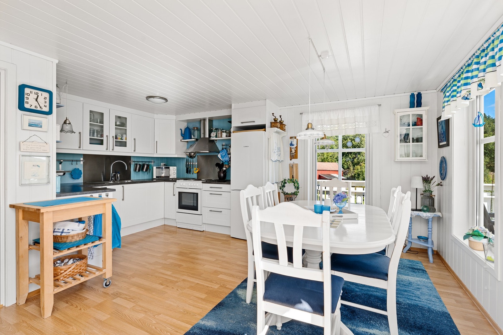 Kjøkken med spiseplass i 1.etg. Galleribilde