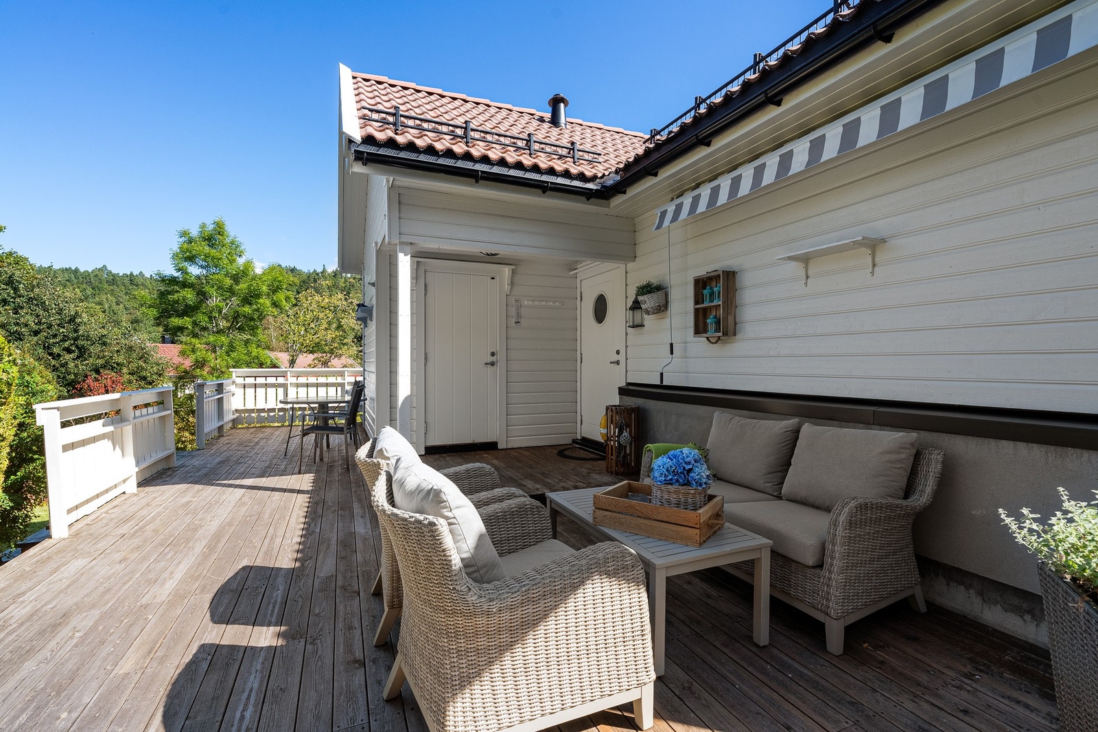 Platting ved inngangspartiet Galleribilde