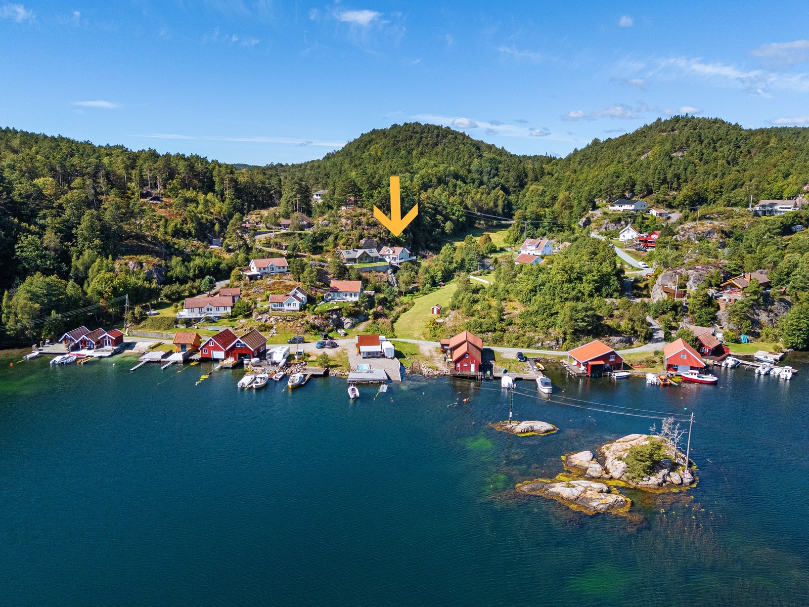 Dronebilde med pil mot hytten Galleribilde