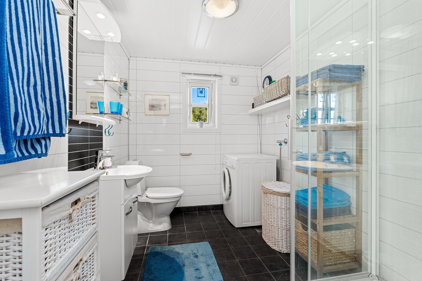 Dusjbad med toalett i 1.etg. Galleribilde
