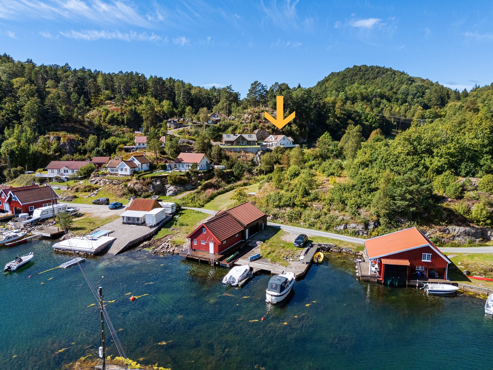 Dronebilde med pil mot hytten Galleribilde
