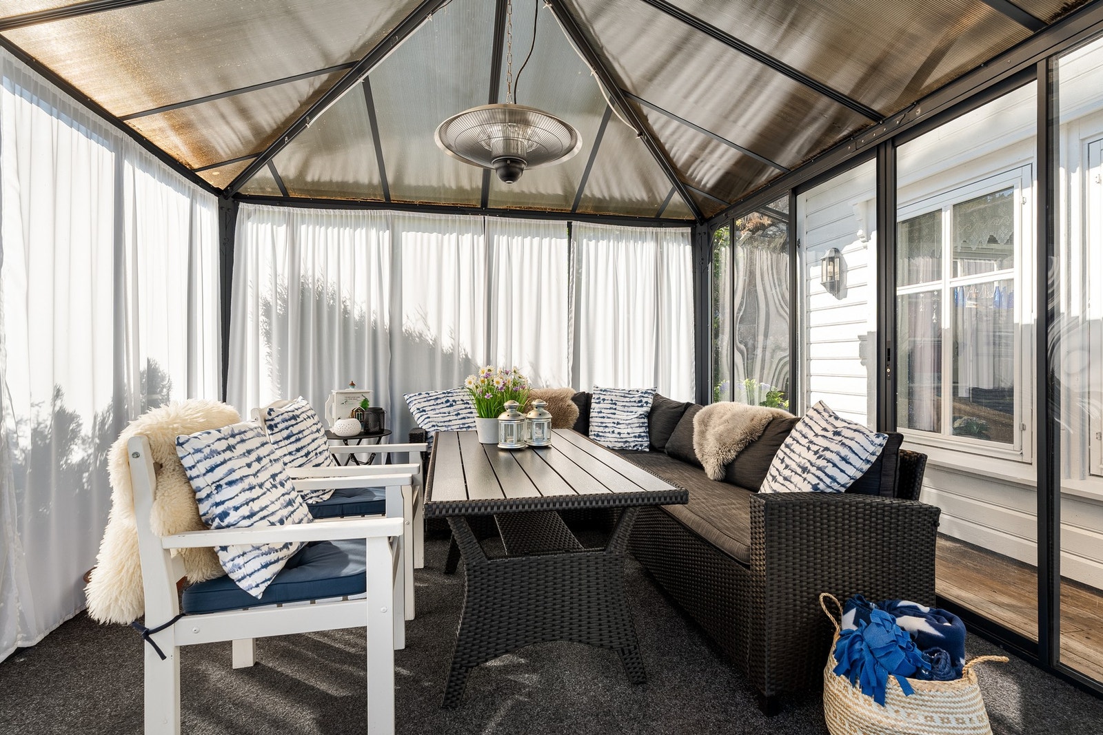 Paviljong utenfor stuen Galleribilde