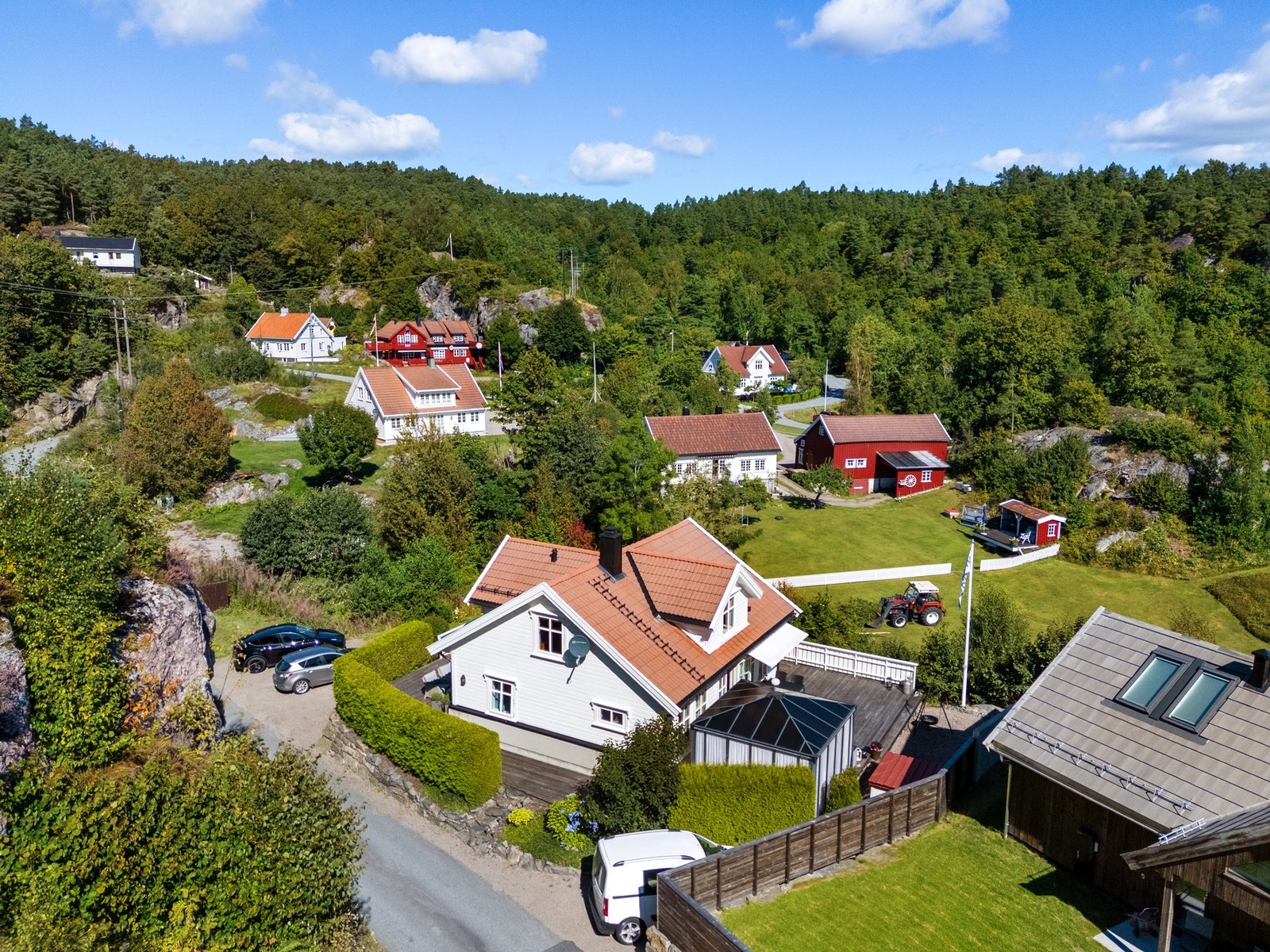 Dronefoto over hytten Galleribilde