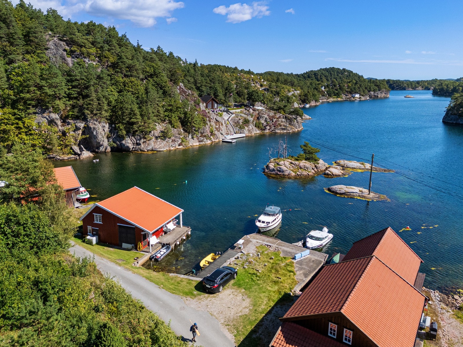Kort vei ned til sjøen hvor det er båtplass og parkeringsplass Galleribilde