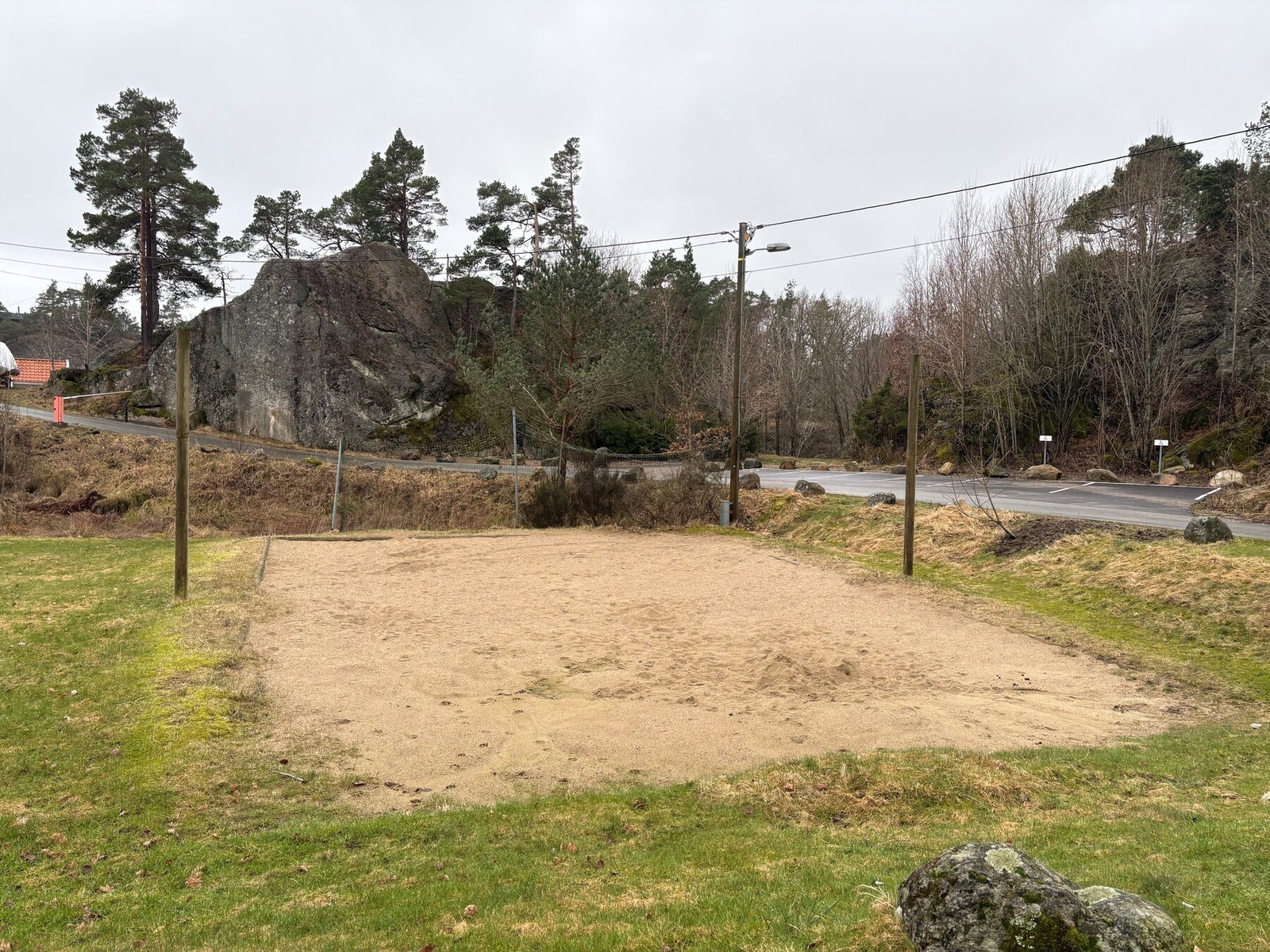 Fra det offentlige friområdet i Hummerviga - med sandvolleybane Galleribilde