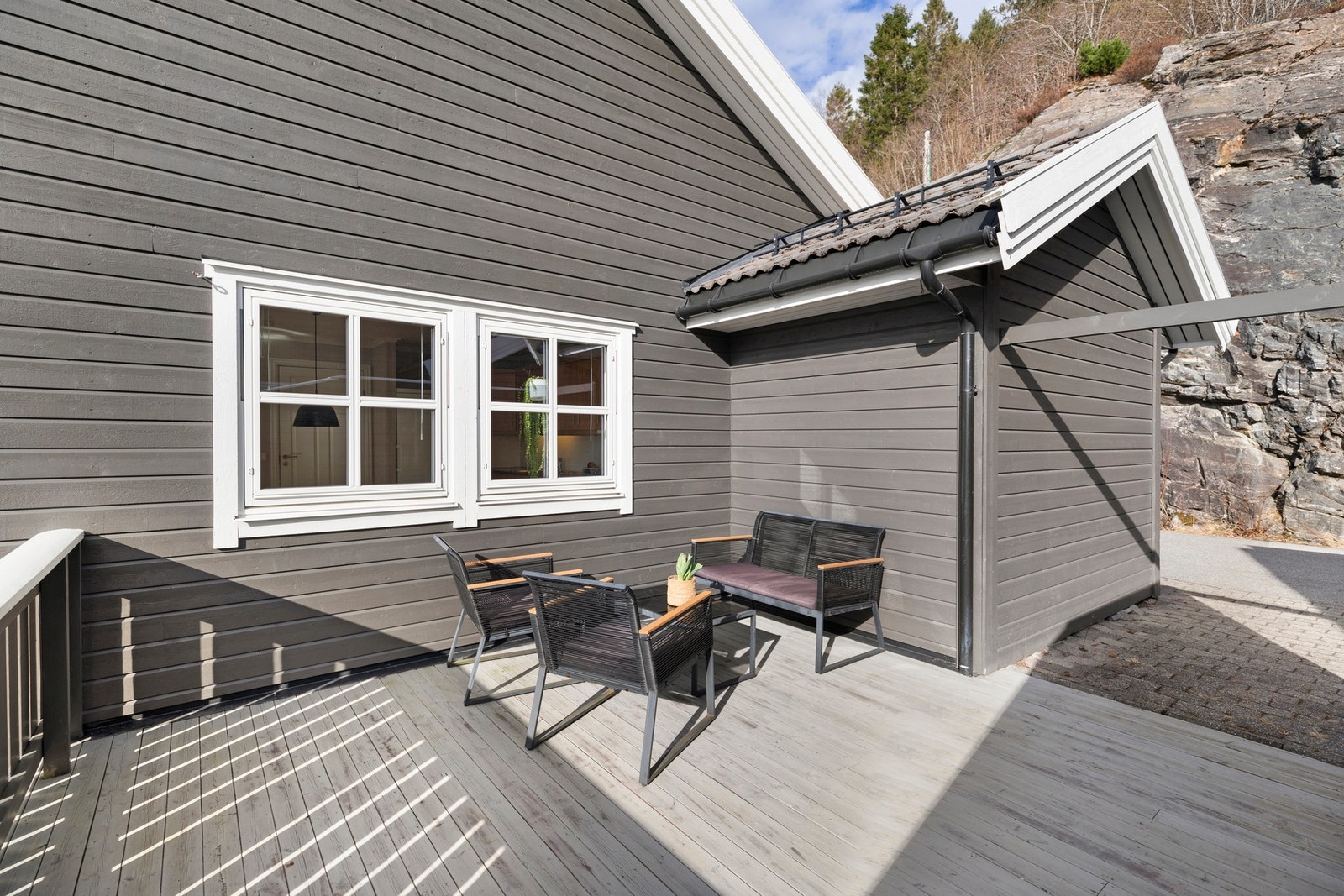 Det er bygget terrasse på østsiden av boligen. Galleribilde