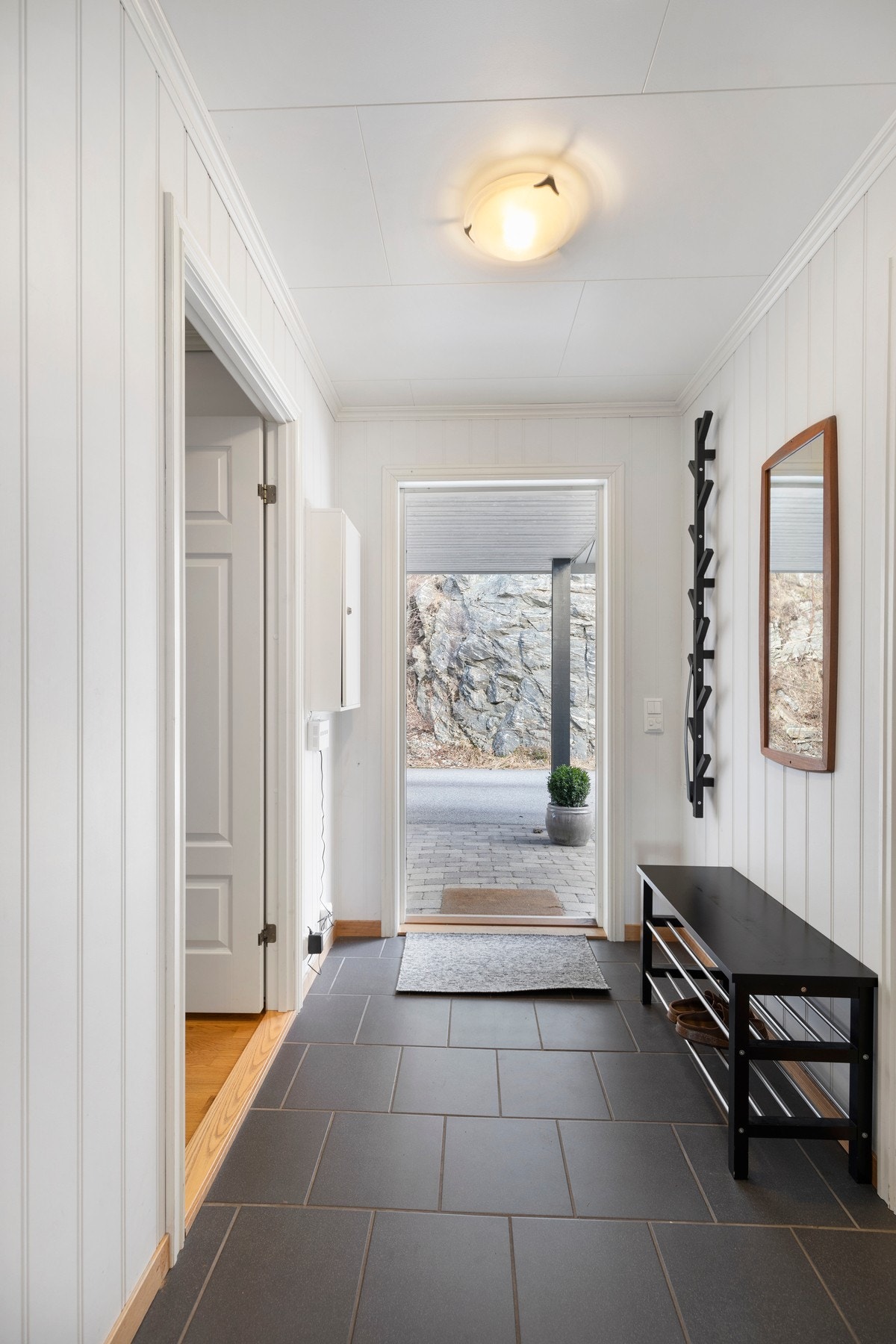 Vindfanget har fliser på gulv med tilhørende varmekabler. Galleribilde