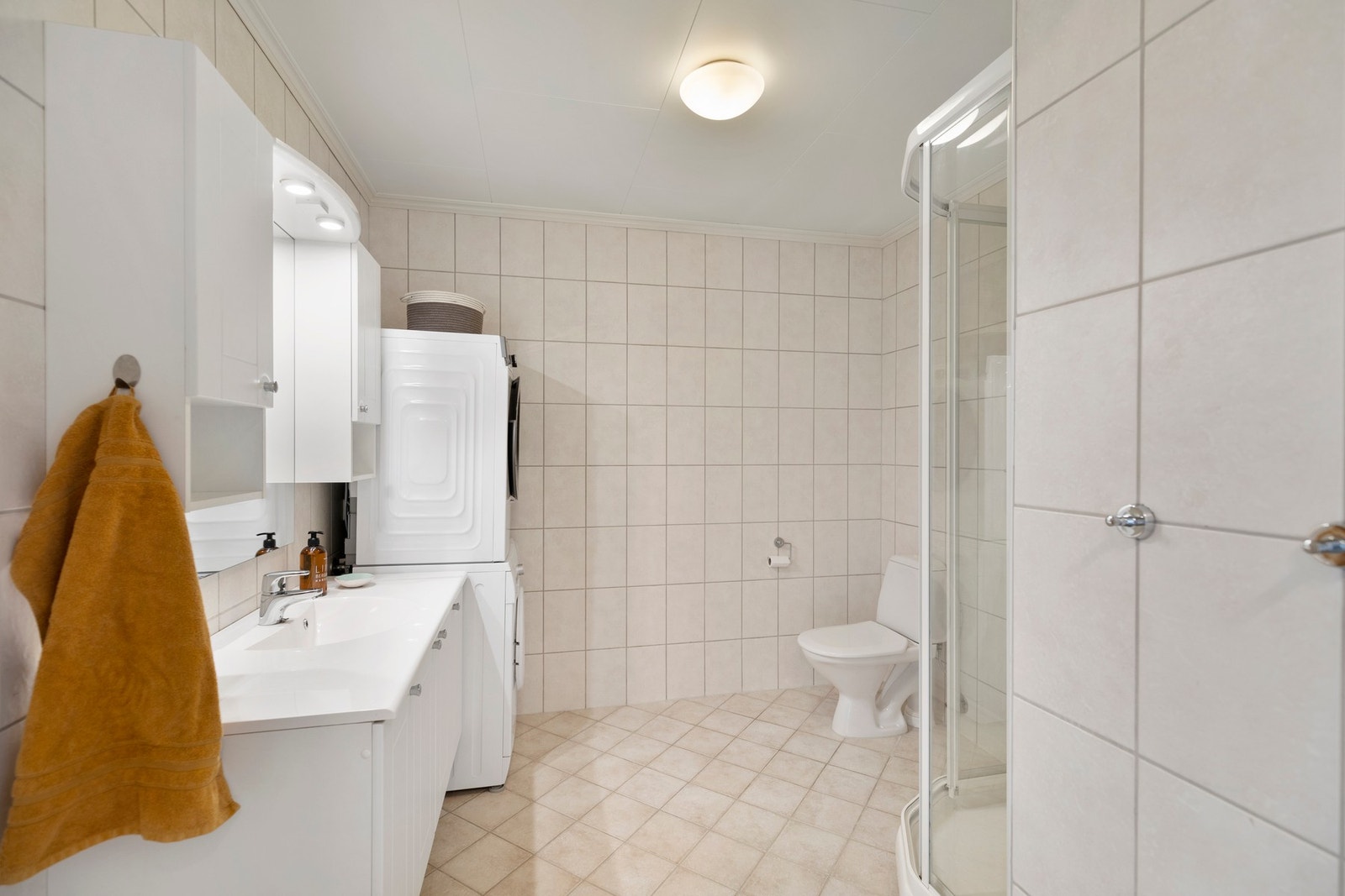 Badet i leiligheten er helfliset og er utstyrt med varmekabler i gulv. Galleribilde
