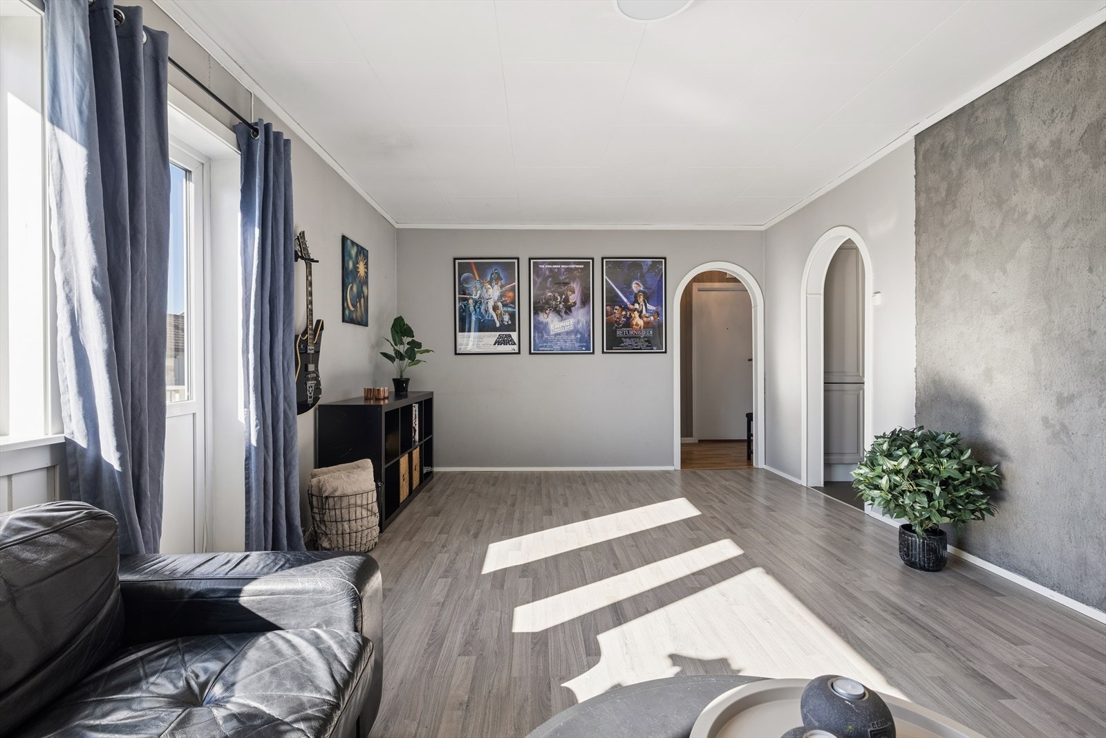 Stuen fremstår som romslig og har en god planløsning som gjør det enkelt å innrede de ulike sonene etter eget ønske. Galleribilde