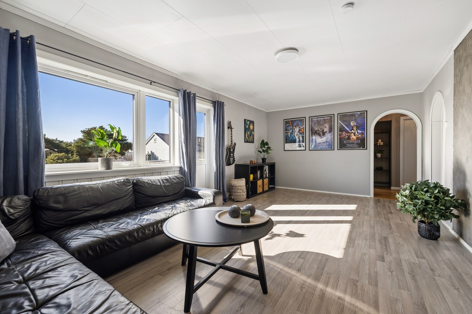 Her er det store vinduer som slipper inn rikelig med naturlig lys. Galleribilde