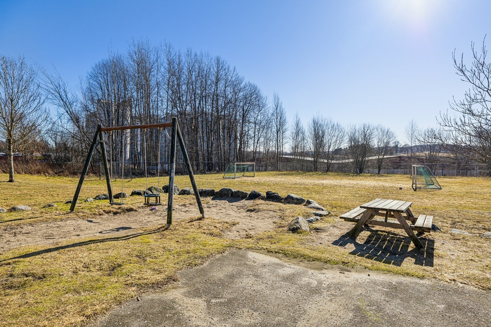 Like utenfor boligen er det hyggelige friområder, en fotballbane for aktive barn, en liten lekeplass, og en inngjerdet hundepark. Galleribilde