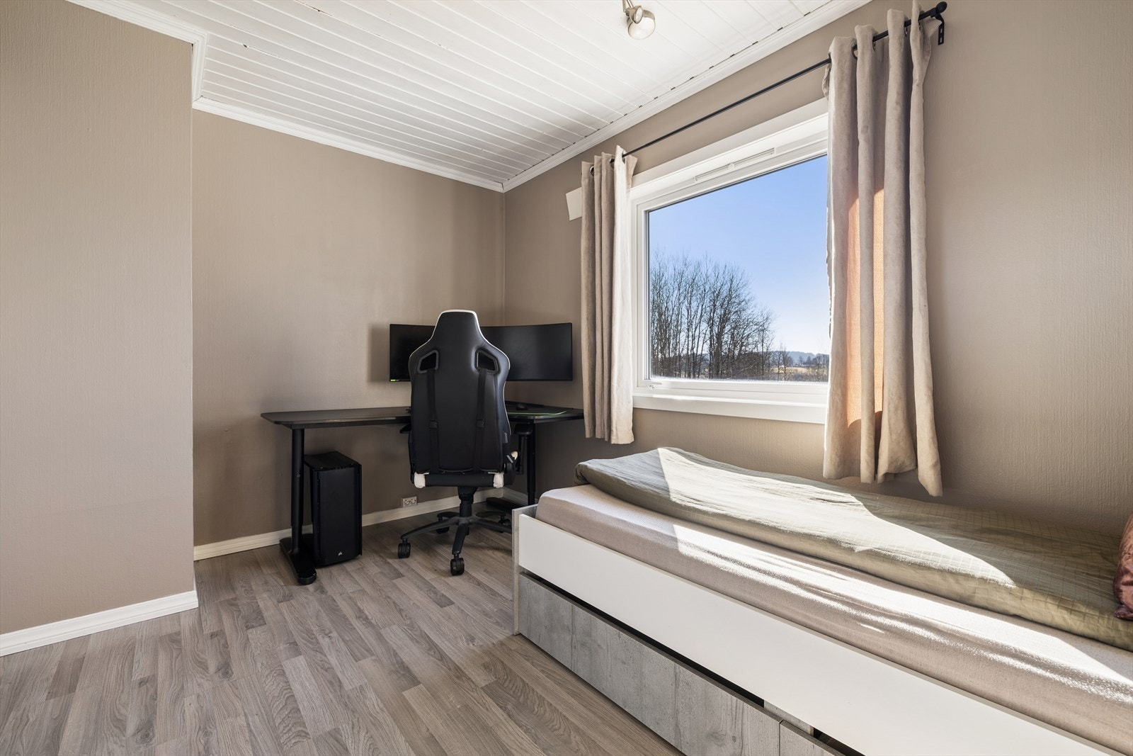 Bruk gjerne det ekstra soverommet som barnerom, gjesterom eller som et hjemmekontor. Galleribilde